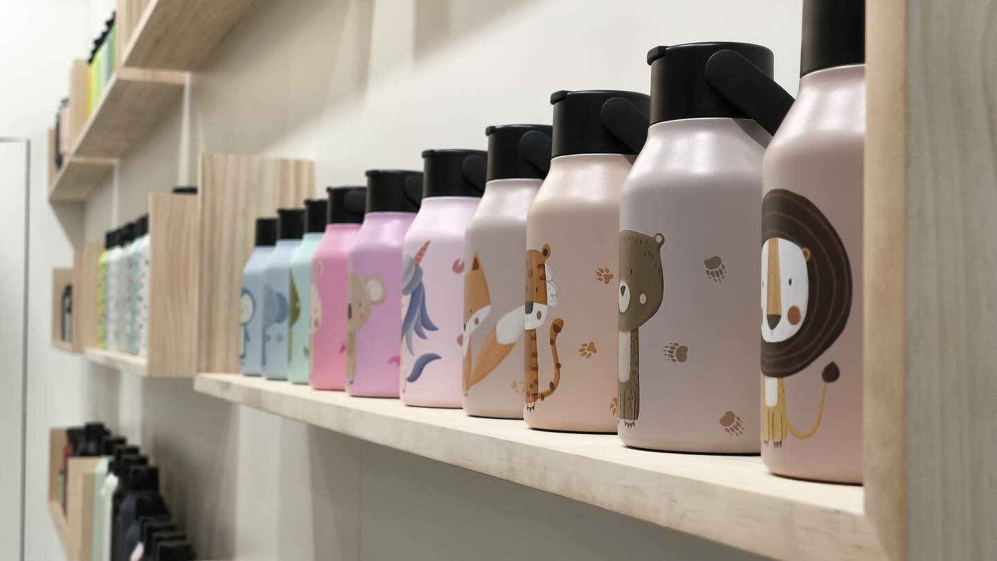 🎒✨ ¡Vuelve el cole con estilo salvaje!
Nuestra colección Zoo @martamunte.design.studio ya está aquí para acompañarte en cada aventura escolar 🦁🦄🐻🦊
💧 Botellas térmicas con diseños únicos, colores pastel y tus animales favoritos.
Perfectas para mantenerte hidratado con alegría y personalidad.
📚 ¿Team unicornio o team dinosaurio?
Elige tu compi de clase y haz que cada día sea más divertido.
🛒 Consigue la tuya antes de que se escapen
👉 https://akeitasoul.com/categoria-producto/artist-club/marta-munte/
#ZooBottle #Back2SchoolConEstil #akeitasoul #runbott #zoo #martamunteillustrator #vualtaalcole