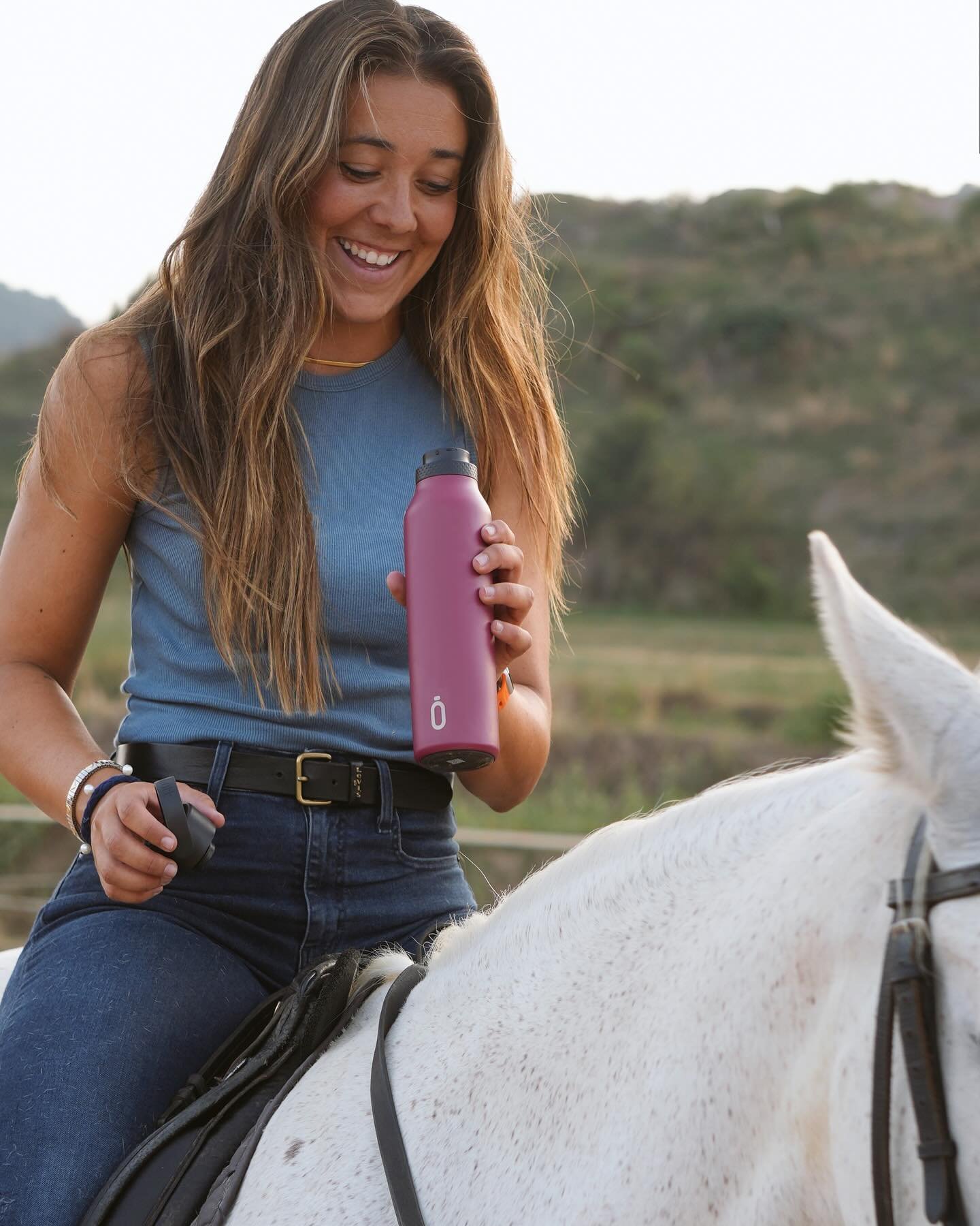 🧡 Libertad, naturaleza y conciencia.
Así se vive mejor… y así se hidrata mejor 🌿🐎
Tu cuerpo lo agradece, el planeta también 🌍
Con tu Runbott en mano, cada sorbo es una elección:
💧Menos plástico
💧Más salud
💧Más aventura
¿Ya la llevas contigo? Porque cuidar de ti y del mundo empieza por lo que eliges cada día.
#RunbottLover #HidrataciónConsciente #EcoLifestyle #AventuraSostenible #ViveLibre #runbott #mii #akeitasoul #nomasplastico