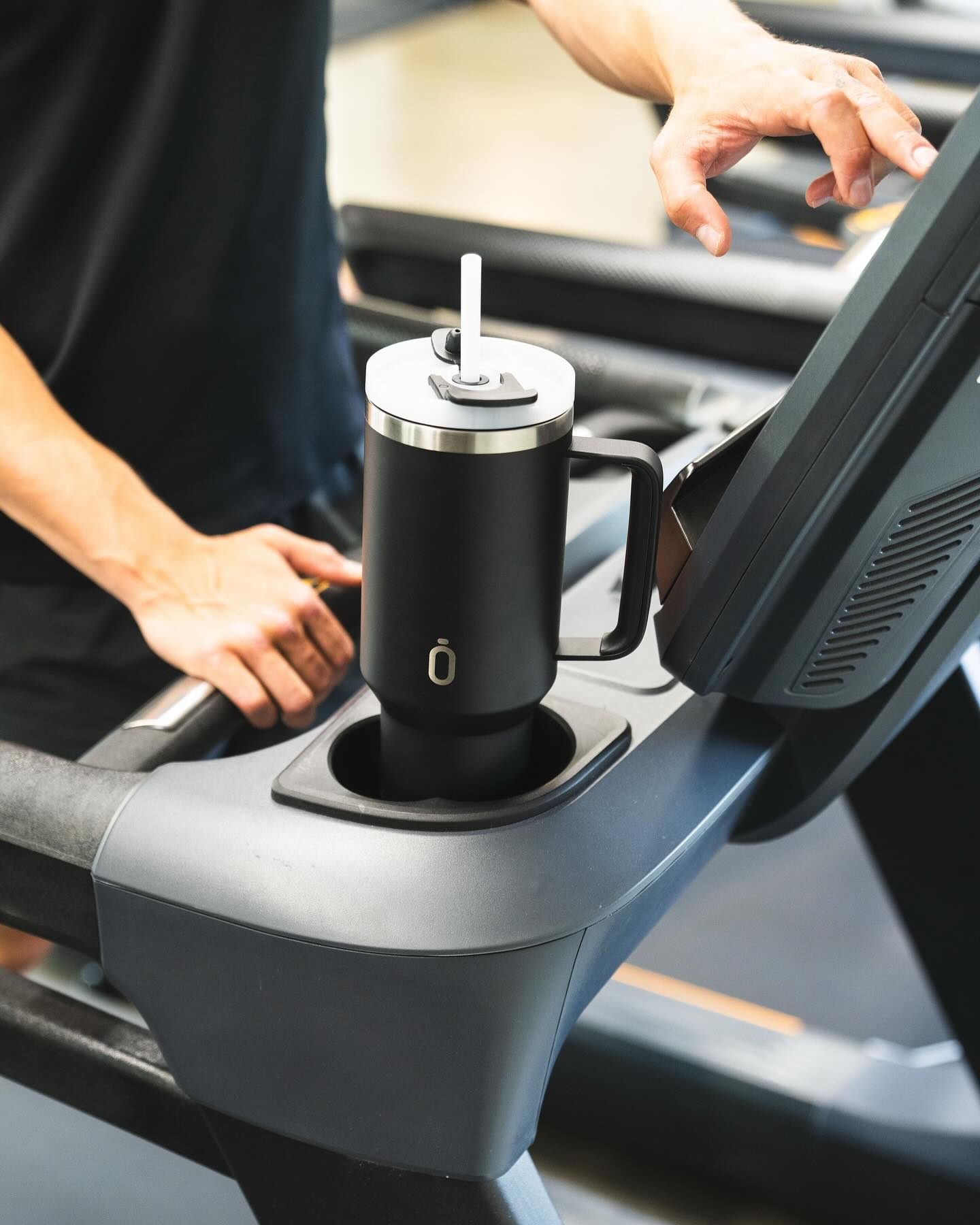 🚀 El Secreto de tu Éxito está en la Hidratación 💦🏆
¡El gimnasio te espera! 🏋️♀️🏃♂️ Estás concentrado, la música a tope 🎧, quemando calorías... 🔥 ¡pero para que esa constancia y rutina rindan frutos, necesitas el ingrediente esencial! 💧
Olvídate de las botellas de plástico que no caben o que dejan tu bebida a temperatura ambiente. 🧊 Con tu Runbott Latt, tienes el aliado perfecto para la intensidad de tu entrenamiento. 💪
¿Por qué el Runbott Latt es tu must-have del gym? 🤔
Agarre Perfecto: Su diseño con asa y base que encaja en el portavasos de tu máquina (¡mira la foto! 👀) asegura que se mantenga firme mientras te concentras en tu carrera. 🤸
Temperatura Ideal: Mantiene tu agua fría como hielo 🥶 o tu pre-workout caliente ☕️ durante toda la sesión. ¡Máximo rendimiento sin importar la hora! ⏰
Hidratación Fácil: Gracias a su tapa con opción de pajita 🥤, bebes sin detener tu ritmo ni distraerte. ¡Un sorbo rápido y a seguir! ⚡️
No dejes que la deshidratación sabotee tus metas. 🚫 Invierte en un mug que aguante tu ritmo y te ayude a llegar más lejos. 🎯
🔥 Constancia, rutina e hidratación — La fórmula perfecta para alcanzar tus objetivos. Tu Runbott Latt siempre contigo 💧🙌
🛒 Haz click en el enlace de nuestra biografía y lleva tu Runbott Latt a tu próxima sesión. ¡Eleva tu entrenamiento! ⬆️
#Runbott #RunbottLatt #FitnessMotivation #GymLife #Hidratacion #TrainingGoals #Constancia #EstiloDeVidaSaludable #Reusable 🌱 #akeitasoul #latt #gym #gimnasio