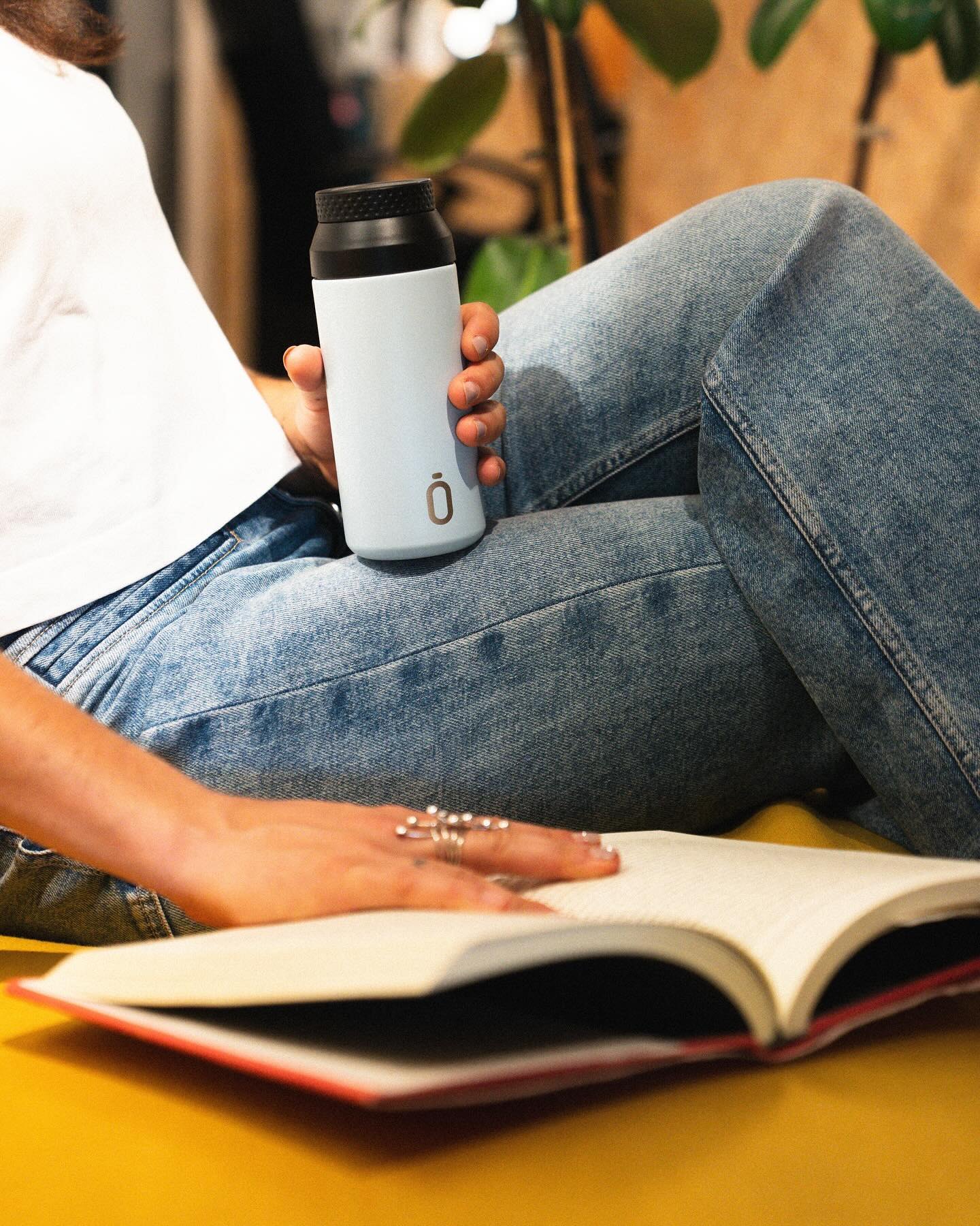 ✨ Tu Momento de Paz y Sabor Empieza Aquí
Imagina esto: Estás cómodamente, disfrutando de un momento solo para ti, mientras el aroma de tu café favorito inunda el ambiente. ¿Qué falta para que sea perfecto?
¡Tu Runbott Mii Cup, por supuesto! 💚
No es solo un termo, es tu compañero ideal para transformar tu rutina. Olvídate de las tazas desechables y dale a tu café la importancia que se merece, manteniéndolo a la temperatura perfecta durante horas.
¿Por qué te encantará?
Estilo y Funcionalidad: Su diseño minimalista y el suave color celeste no solo te acompaña con elegancia, sino que es ligero, cómodo y fácil de llevar a donde vayas (como esa cita con tu libro favorito 😉).
Sabor Intacto: Gracias a su tecnología, tu café sabrá tan fresco como recién hecho, sin sabores extraños.
Compromiso con el Planeta: Cada vez que eliges tu Runbott, estás diciendo SÍ a reducir los residuos y SÍ a un estilo de vida más sostenible. ¡Un pequeño cambio con un gran impacto!
No dejes que el ritmo de la mañana te robe tu momento. Dale play a la calma, pause al estrés y DISFRUTA. Tu ritual diario, elevado a otro nivel.
¡Es hora de invertir en tu bienestar y en el planeta!
🛒 Consigue tu Runbott Mii Cup y haz de cada sorbo un placer. Enlace en bio.
#Runbott #RunbottMiiCup #Sostenibilidad #Café #CoffeeLover #MomentosDePaz #EstiloDeVida #Reutilizable #akeitasoul #cup #mii