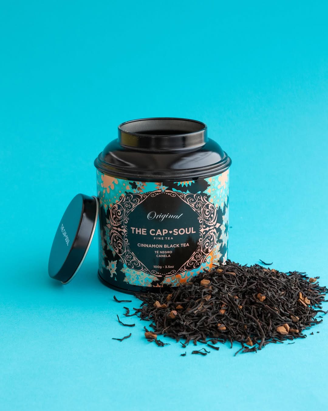 🔥 Intensidad y Calidez en una Taza: Té Negro con Canela 🖤🧡
¿Buscas una infusión con carácter, pero que a la vez te reconforte? 🤔 Tu búsqueda termina aquí. 🎯 Te presentamos el Té Negro con Canela de THE CAPSOUL, una mezcla que te ofrece lo mejor de dos mundos en cada sorbo. ☕
🔥 Intensidad que abraza, dulzura que conquista 🔥
Hemos logrado el equilibrio perfecto que tus mañanas ☀️ o tus pausas 😌 merecen:
Poder y Energía: El Té Negro 🖤 aporta su potencia antioxidante y su efecto revitalizante ⚡, dándote el boost de energía que necesitas para enfrentar el día. 💪
Calidez y Pasión: La Canela 🧡 se funde con el té, aportando una calidez especiada y un dulzor natural inconfundible. Es ese toque de pasión ✨ que convierte una bebida en una experiencia que no se olvida. unforgettable.
Destapa esta hermosa lata 🎁 y déjate envolver por su aroma profundo 👃, que te prepara para el sabor intenso. Es ideal para quienes buscan energía con un toque de pasión ✨.
No es solo un té, es tu ritual de confort y vitalidad. Su hermosa lata, además, preserva la frescura y la calidad de la hoja suelta, asegurando que cada infusión sea perfecta. 👌
🛒 ¿Listo para despertar tus sentidos? Haz clic y añade este imprescindible a tu colección. ¡La pasión te espera! 👇
#CapsoulTea #BlackTeaLovers #CinnamonVibes #TéNegroCanela #InfusionesGourmet #DesayunoPerfecto #EnergiaNatural #TheCapsoul #TeaTime 🍵 #akeitasoul