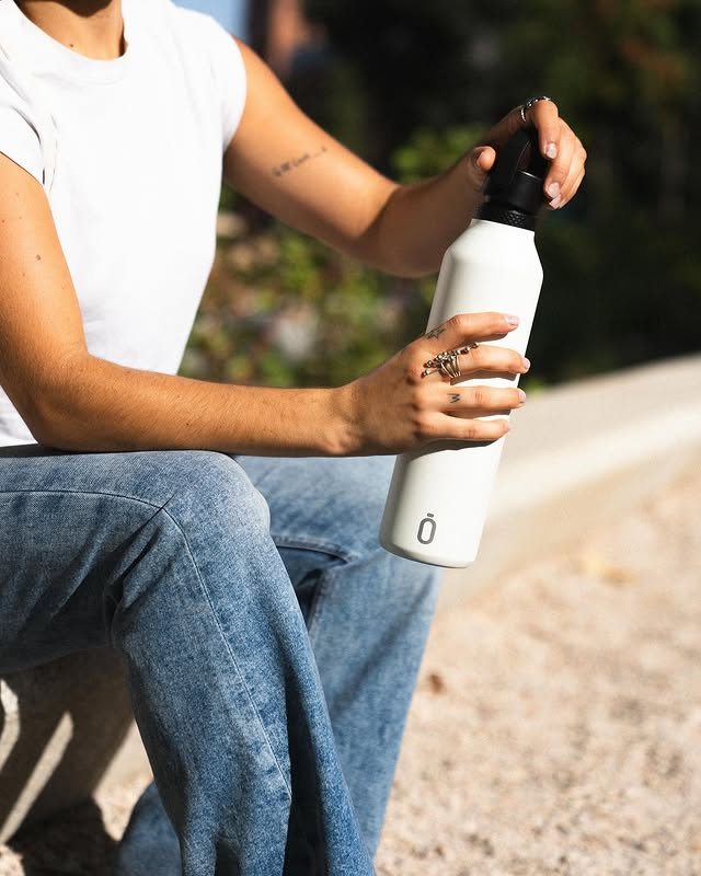 💧 El Gesto más Sencillo para tu Bienestar ✨🧘♀️
Tu día está lleno de momentos, y cada uno merece el mejor refreshment. 🏞️
Mira a tu alrededor: estás en movimiento 🏃♀️, disfrutando del sol ☀️, tomando un respiro... 😌 ¿Qué necesitas para que ese momento sea perfecto? Hidratación. 💦
No es solo agua, es tu Runbott 🤍. Es la elección que demuestra que cuidas de ti y del planeta 🌍, todo con un estilo impecable.
Esta Runbott blanca es elegancia pura 🔝 y el recordatorio constante de que la calidad de tu hidratación marca una gran diferencia. Mantiene tu agua fría durante horas 🧊 (¡sí, incluso bajo el sol!) o tu té caliente cuando lo necesitas. ☕
✨ Pequeños gestos que transforman tu día.
Cambiar a Runbott es un gesto simple: adiós al plástico de un solo uso 👋, hola a la durabilidad, la temperatura perfecta y el diseño minimalista que va contigo a todas partes. Llévala contigo y nota la diferencia en tu energía 🔋, en tu concentración 🧠 y en tu compromiso con un mundo más verde. 💚
💙 Llévala contigo y nota la diferencia 💙
🛒 ¿Listo para elevar tu hidratación? Consigue tu Runbott y haz de este pequeño gesto una gran costumbre. ¡Enlace en la biografía! 👇
#Runbott #Hidratacion #VidaSostenible #EstiloDeVida #Reutilizable #SaludYBienestar #BotellaTermica #EcoFriendly 🌱 #akeitasoul #mii1l #runbottmii