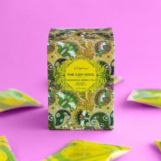 🌼 Paz y Bienestar Instantáneo: Manzanilla en Formato Pirámide 💛
¿Necesitas un botón de PAUSA en tu día? 😌 Tu momento de serenidad se sirve caliente y en el envase más chic.

🌼 Tu ritual de calma en formato pirámide 🌼

La Manzanilla de THE CAPSOUL no es solo una infusión; es un escape aromático, suave y la compañera perfecta para desconectar del ruido y el estrés.

¿Por qué es la Manzanilla que amarás?

Sabor Intenso, Calma Profunda: Con nuestras bolsitas piramidales, las flores tienen todo el espacio para expandirse por completo. ¿El resultado? Una infusión más aromática, rica e intensa que te envuelve en bienestar. 💫

Comodidad y Frescura: Vienen ensobradas individualmente, lo que garantiza que cada bolsita mantenga su frescura y su poder terapéutico hasta el momento exacto de infusionar. ¡Siempre lista para acompañarte! 🎒

El Clásico Imbatible: Es la aliada natural para una digestión ligera y un descanso reparador. Un clásico que transforma cualquier momento en una pausa especial 💛.

Tanto si estás buscando un momento de relax después de comer, como si necesitas prepararte para un sueño tranquilo 😴, esta es tu infusión.

🛒 Añade este toque de oro y calma a tu despensa. ¡Consigue hoy tu Manzanilla en formato pirámide! Enlace en la bio.

#CapsoulMoments #RelaxTime #InfusionNatural #Manzanilla #TheCapsoul #PausaEspecial #Bienestar #TeaTime #CalmDown 🍵🌼#akeitasoul #camomila