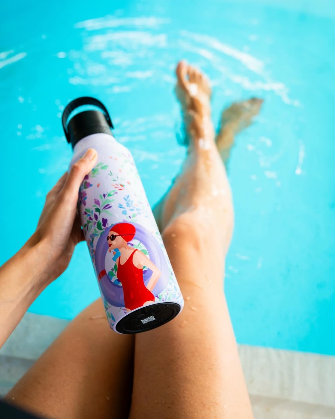 🏊‍♀️ ¡Sumérgete en el Estilo con la Nueva Runbott Swimmer! 🆕💧
Para todos los espíritus libres que aman el agua y el movimiento, ¡tenemos una noticia refrescante! 🌊 Te presentamos la botella que te acompañará en cada brazada, en cada aventura y en cada momento de fluidez.

🏊🏻‍♀️ RUNBOTT Swimmer ya está aquí 🆕💧

Diseñada para quienes fluyen, se mueven y nunca paran. Con un diseño exclusivo que evoca la elegancia y la vitalidad del agua, esta Runbott no es solo una botella, ¡es una declaración de estilo de vida! La ilustración de la nadadora te inspirará a mantenerte activo y conectado con tu ritmo.

¿Por qué la Runbott Swimmer será tu nueva favorita?

Diseño Único y Vibrante: Su estampado floral y la figura de la nadadora la hacen inconfundible. ¡Lleva el verano y la frescura contigo todo el año! 🌺

Hidratación de Campeones: Mantiene tus bebidas frías hasta 24 horas 🧊 o calientes hasta 12 horas 🔥. Perfecta para un sorbo refrescante después de nadar, o para tu café matutino antes de tu entrenamiento.

Tu Ritmo, tu Hidratación: Ligera, duradera y con un agarre cómodo. Es la compañera ideal para la piscina, la playa, el gimnasio o tus paseos por la ciudad. 🏞️

Sostenible y Confiable: Hecha para durar, contribuyendo a un planeta más limpio y a tu bienestar diario. 🌍

Llévala contigo y mantén la hidratación a tu ritmo 💙

🛒 ¡No esperes más para hacerla tuya! Visita nuestra web y haz clic en el enlace de la bio para conseguir la Runbott Swimmer. ¡Fluye con nosotros!

#Runbott #RunbottSwimmer #NuevaColeccion #Hidratacion #EstiloDeVidaActivo #Nadadores #BeachVibes #SummerReady #EcoFriendly #Novedad 💧💙 #akeitasoul #natacion #mii #runbottmii