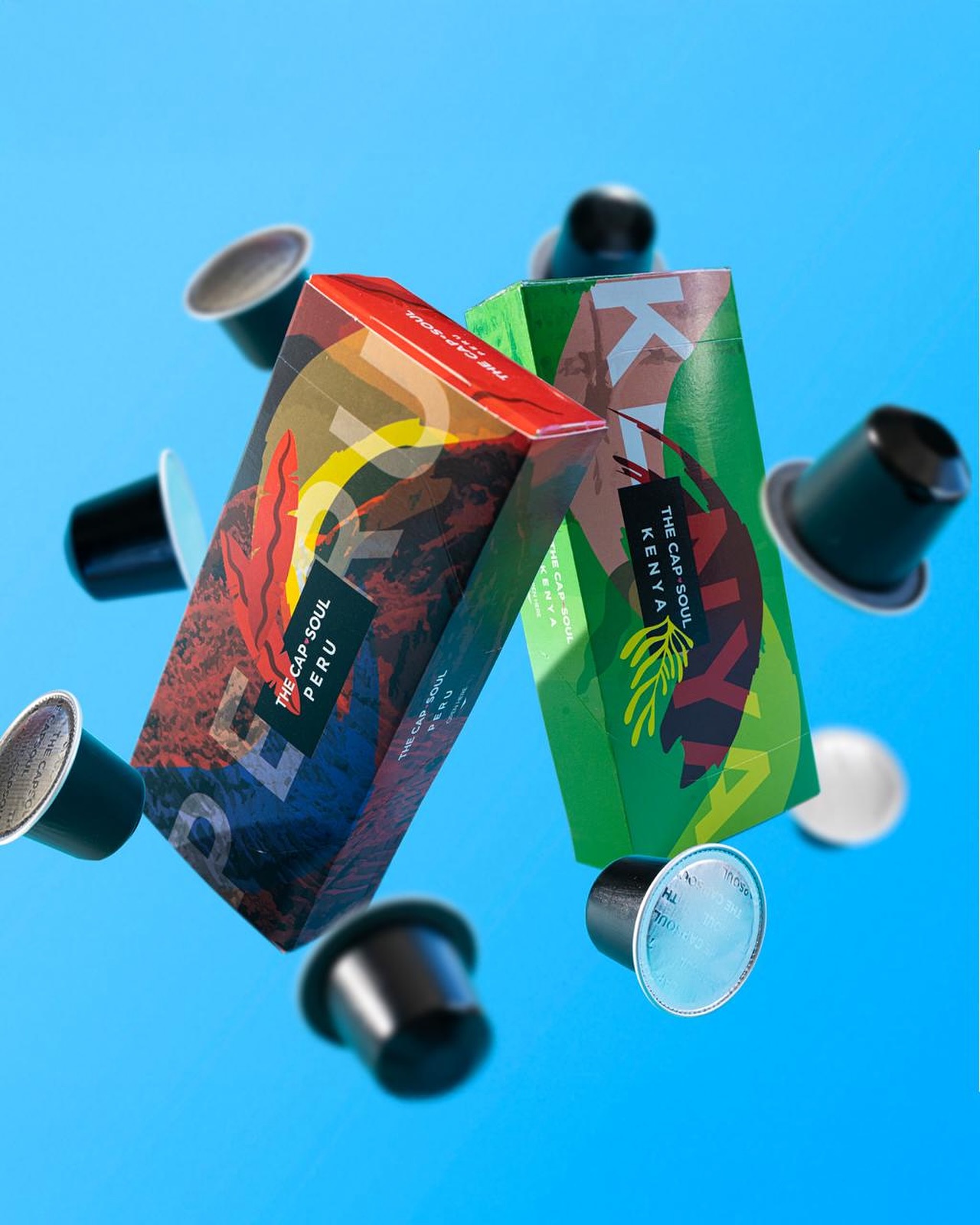 ☕️ ¡Café de Origen! Tu Pasaporte a Perú y Kenia Desde Casa 🌍✈️
¡Atrévete a viajar con el primer sorbo del día! 🤯

Hay cafés que no solo se beben... se viven. Con la línea Origen de THE CAPSOUL, cada cápsula es un billete directo a los rincones más exquisitos del planeta.

🌍✈️ Una cápsula. Dos destinos. Un viaje de sabor.

🇵🇪 HOY: Perú (Cuerpo y Tradición). Mi taza me lleva a las majestuosas montañas andinas, donde cada grano crece lentamente, rodeado de niebla, tradición y gran altura. Un café con carácter noble y un cuerpo que te abraza.

🇰🇪 MAÑANA: Kenia (Vibrante e Intenso). Cambio de rumbo hacia las tierras volcánicas de África. Este café es intenso, vibrante y con un aroma tan salvaje como sus paisajes. ¡Pura energía y acidez perfecta!

💥 The Capsoul Origen no es solo café. Es carácter, es cultura, es altura en estado puro.

Lo que es seguro es que cada cápsula es una experiencia que conecta con el mundo desde la comodidad de tu cocina. 🌐

☕ ¿Eres más de Perú (Cuerpo) o de Kenia (Vibración)? Yo... ¡depende del día! 😉

🛒 ¿Listo para empezar tu viaje? Consigue tus cápsulas Origen Perú y Kenya y decide cuál es tu destino de sabor favorito. ¡Link en la bio!

#thecapsoul #coffeelovers #cafedealtura #kenya #peru #capsulasdecafé #coffeejourney #momentoscapsoul #cafeorigen #intensidad #viajesdesabor 🚀☕️ #akeitasoul #capsulas #compatible #nespresso #reciclar