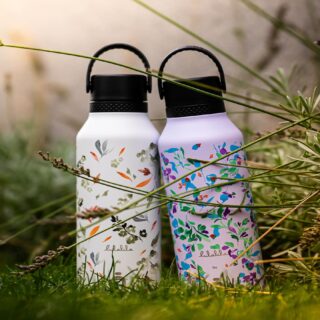 🌸 El Arte de Hidratarse: Descubre la Belleza de Runbott Yoga y Swimmer 🌿💧
¡La primavera y el verano se encuentran en estos diseños que te robarán el corazón! ❤️ Hoy te mostramos en detalle las dos novedades que están cautivando a todos, capturadas en un entorno de paz y naturaleza.

✨ El otro lado de nuestras dos novedades 🌿

Presentamos a nuestras estrellas más recientes, que no solo te mantendrán hidratado, sino que también complementarán tu estilo con su diseño único y su mensaje inspirador:

🧘🏻‍♀️ Runbott Yoga: Con un estampado sereno y orgánico, esta botella es un homenaje a la calma, la meditación y la conexión con tu interior. Sus tonos naturales y hojas delicadas te invitan a encontrar tu equilibrio. ¡Perfecta para tus momentos de paz y bienestar! 🍃

🏊🏻‍♀️ Runbott Swimmer: Vibrante y llena de vida, esta Runbott celebra el movimiento, la fluidez y la alegría del agua. Su diseño, con ilustraciones de una nadadora y motivos florales, te impulsa a vivir cada día con energía y sin límites. ¡Ideal para quienes fluyen y nunca paran! 💦

Dos estilos, una misma esencia 💧: Ambas Runbott comparten la calidad inigualable que ya conoces: mantienen tus bebidas frías por 24 horas 🧊 o calientes por 12 horas 🔥. Son el compromiso perfecto entre funcionalidad, arte y sostenibilidad.

💭 ¿Con cuál te quedas? Es difícil elegir, ¿verdad? ¡Ambas son un flechazo! 😉

🛒 ¡No esperes más para llevar la belleza y la hidratación a tu día a día! Visita nuestra web y elige tu favorita. ¡Link en la bio!

#Runbott #RunbottYoga #RunbottSwimmer #Novedad #HidratacionConEstilo #DiseñoUnico #VidaSostenible #Bienestar #EcoFriendly #RegaloPerfecto 🌸🌿💧 #akeitasoul #mii #runbottmii #yoga #natacion