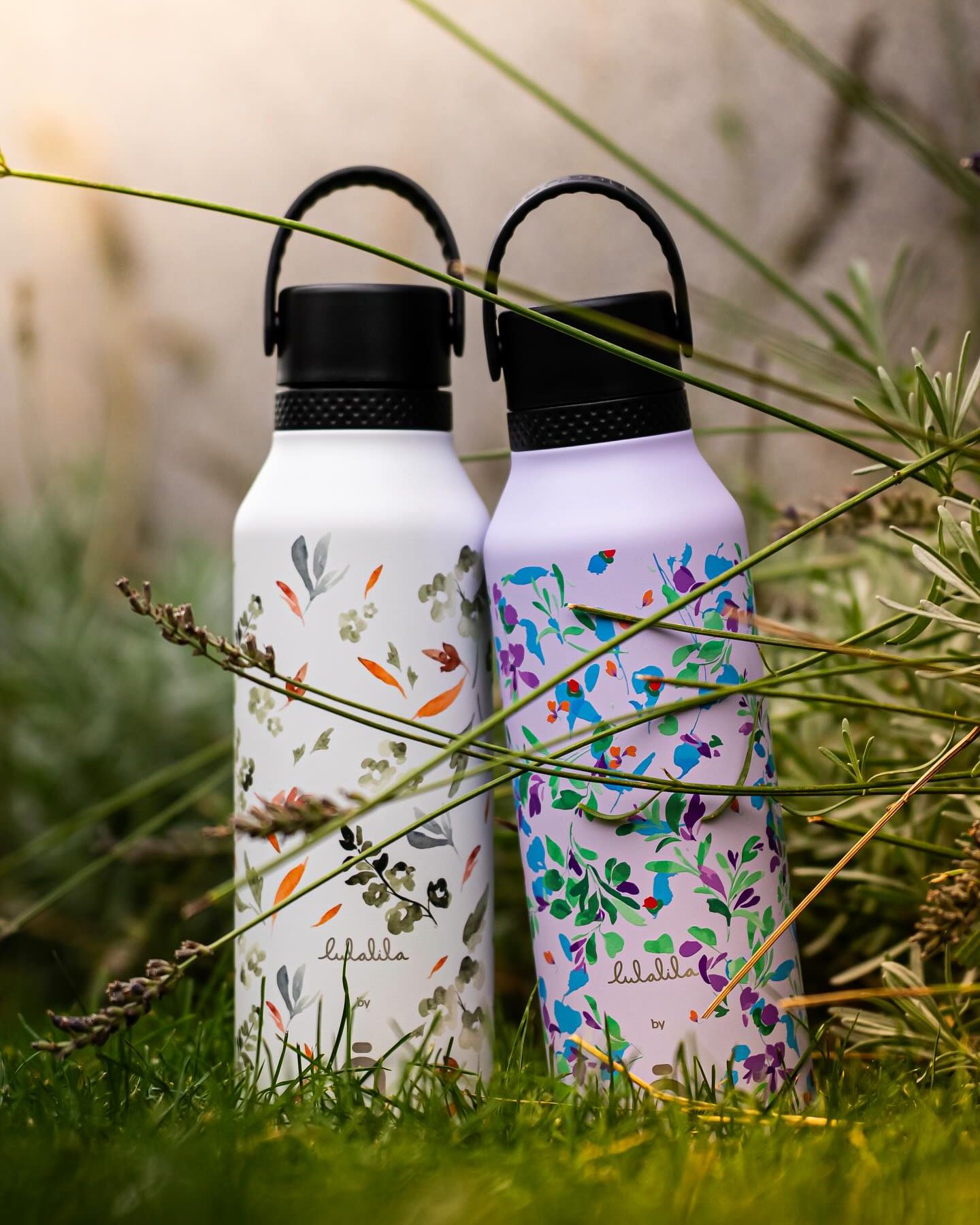 🌸 El Arte de Hidratarse: Descubre la Belleza de Runbott Yoga y Swimmer 🌿💧
¡La primavera y el verano se encuentran en estos diseños que te robarán el corazón! ❤️ Hoy te mostramos en detalle las dos novedades que están cautivando a todos, capturadas en un entorno de paz y naturaleza.

✨ El otro lado de nuestras dos novedades 🌿

Presentamos a nuestras estrellas más recientes, que no solo te mantendrán hidratado, sino que también complementarán tu estilo con su diseño único y su mensaje inspirador:

🧘🏻‍♀️ Runbott Yoga: Con un estampado sereno y orgánico, esta botella es un homenaje a la calma, la meditación y la conexión con tu interior. Sus tonos naturales y hojas delicadas te invitan a encontrar tu equilibrio. ¡Perfecta para tus momentos de paz y bienestar! 🍃

🏊🏻‍♀️ Runbott Swimmer: Vibrante y llena de vida, esta Runbott celebra el movimiento, la fluidez y la alegría del agua. Su diseño, con ilustraciones de una nadadora y motivos florales, te impulsa a vivir cada día con energía y sin límites. ¡Ideal para quienes fluyen y nunca paran! 💦

Dos estilos, una misma esencia 💧: Ambas Runbott comparten la calidad inigualable que ya conoces: mantienen tus bebidas frías por 24 horas 🧊 o calientes por 12 horas 🔥. Son el compromiso perfecto entre funcionalidad, arte y sostenibilidad.

💭 ¿Con cuál te quedas? Es difícil elegir, ¿verdad? ¡Ambas son un flechazo! 😉

🛒 ¡No esperes más para llevar la belleza y la hidratación a tu día a día! Visita nuestra web y elige tu favorita. ¡Link en la bio!

#Runbott #RunbottYoga #RunbottSwimmer #Novedad #HidratacionConEstilo #DiseñoUnico #VidaSostenible #Bienestar #EcoFriendly #RegaloPerfecto 🌸🌿💧 #akeitasoul #mii #runbottmii #yoga #natacion