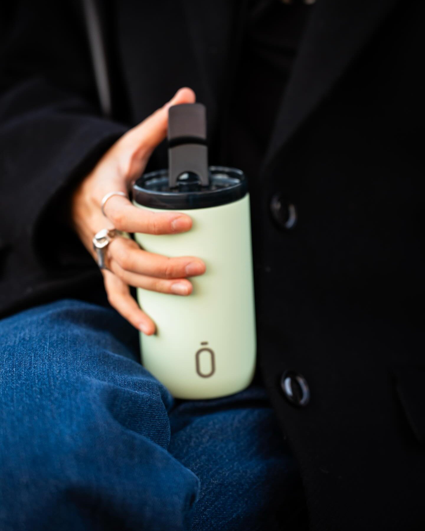 Abre, bebe y sigue. 💧✨ Así de fácil es Runbott Siip.
En un mundo que no se detiene, tu hidratación tampoco debería hacerlo. 🏃♀️💨 Esta botella está diseñada para quienes buscamos practicidad sin renunciar al estilo. Un solo gesto y lista para acompañarte en tu próximo reto, manteniendo tu bebida favorita siempre a la temperatura perfecta. ☕️❄️
Minimalista, ligera y pensada para tu día a día urbano. El accesorio que no puede faltar en tu rutina. 🏙️🙌
¿A dónde te llevarías hoy tu Runbott Siip? Cuéntame tu plan en los comentarios 👇 . . .
https://akeitasoul.com/categoria-producto/siip/
#Runbott #RunbottSiip #AbreBebeSigue #HidratacionConEstilo #EcoFriendly #OnTheGo #BotellaReutilizable #Lifestyle #EstiloUrbano #Sostenibilidad #MustHave #DailyRoutine #akeitasoul