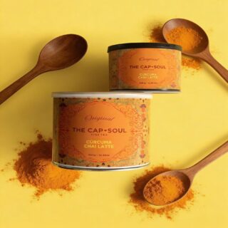 #akeitasoul ¡Aquí tienes la Opción 1 pulida, con los dos formatos integrados y lista para que solo tengas que copiar, pegar y publicar! 🚀
¿Y si tu nueva bebida favorita fuera de color oro? ✨💛
Hay sabores que no te esperas y, de repente, se quedan contigo para siempre. Eso es exactamente lo que me pasó con este Cúrcuma Chai Latte de @thecapsoul. 🌿
No es solo una bebida, es un momento de calma. Me fascina ese color dorado tan vibrante y su sabor: empieza suave, casi dulce, y termina con ese toque picante que te despierta los sentidos. 🌶️🙌
Lo elijo por las mañanas cuando busco calidez sin la intensidad del café, o por las tardes cuando el cuerpo me pide algo reconfortante y especial. Además, para que elijas el que mejor se adapte a ti, lo tienes en dos tamaños:
120g: El formato ideal para probarlo o para llevar en la maleta. ✈️
300g: El tamaño perfecto para que nunca falte en tu rincón favorito de casa. 🏡
Pro tip: Prepáralo con tu bebida vegetal favorita para conseguir una textura extra cremosa. 🥛🤎 Es, literalmente, un abrazo en una taza.
¿Te atreves a probar el "Golden Milk"? ¡Dime en comentarios cuál de los dos tamaños necesitas ya en tu cocina! 👇 . .
https://akeitasoul.com/categoria-producto/chai-latte/
#curcumachailatte #thecapsoul #goldenlatte #chai #momentosté #bienestar #rituales #healthylifestyle #goldenmilk #especias #pausa #autocuidado #tealovers