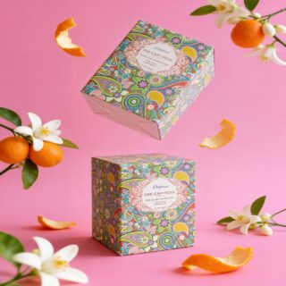 ¿Buscas un respiro en medio del caos? ✨ Hay algo en el té blanco que me calma por completo… No sé si es su delicadeza, su historia milenaria o simplemente lo bien que sienta al alma. 🧘♀️
Últimamente, estas pirámides de Thé Blanc Mandarine de @thecapsoul se han vuelto mi ritual favorito. La mezcla de mandarina con flor de azahar tiene ese toque cítrico suave que me tiene ganada. 🍊🌸
Lo mejor es que son súper fáciles de llevar y el aroma es puro frescor. Además, cuando busco algo ligero y diferente, ¡las preparo frías y quedan increíbles! 🧊☕️
Un pequeño lujo diario para pausar y disfrutar. ¿Cuál es tu momento favorito para un té? 👇
#TeBlancoMandarina #TheCapSoul #TeaTime #MomentosTé #TéLover #RitualesSaludables #SelfCareDaily #TealoversSpain #MomentosDePaz #AromaAFrescor #akeitasoul