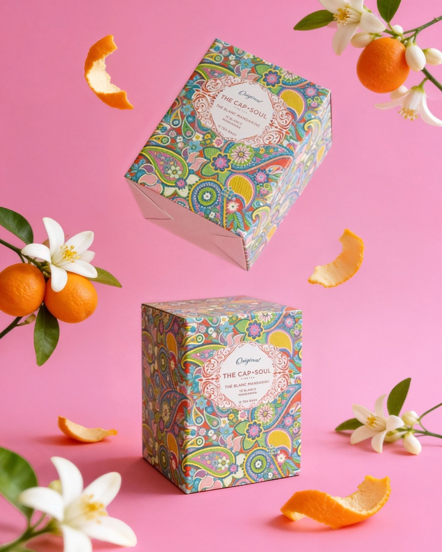 ¿Buscas un respiro en medio del caos? ✨ Hay algo en el té blanco que me calma por completo… No sé si es su delicadeza, su historia milenaria o simplemente lo bien que sienta al alma. 🧘♀️
Últimamente, estas pirámides de Thé Blanc Mandarine de @thecapsoul se han vuelto mi ritual favorito. La mezcla de mandarina con flor de azahar tiene ese toque cítrico suave que me tiene ganada. 🍊🌸
Lo mejor es que son súper fáciles de llevar y el aroma es puro frescor. Además, cuando busco algo ligero y diferente, ¡las preparo frías y quedan increíbles! 🧊☕️
Un pequeño lujo diario para pausar y disfrutar. ¿Cuál es tu momento favorito para un té? 👇
#TeBlancoMandarina #TheCapSoul #TeaTime #MomentosTé #TéLover #RitualesSaludables #SelfCareDaily #TealoversSpain #MomentosDePaz #AromaAFrescor #akeitasoul