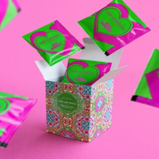 🍵✨ ¿Té verde con especias? ¡YES, PLEASE! 💚
Si buscas una bebida que despierte tus sentidos sin "pasarte de revoluciones", tienes que probar nuestro Green Tea Chai. 🌿 Es la combinación perfecta entre la energía sutil del té verde y la intensidad de las especias.
¿Por qué te va a enamorar?
Sabor vibrante: Notas especiadas con un toque cítrico que crea un contraste irresistible. 🍋🔥
Formato Pirámide: Nuestras bolsitas permiten que las hojas y especias se infusionen perfectamente, liberando todo su aroma.
Energía equilibrada: Ideal para reconectar y mantener el foco en el estudio, la oficina o de viaje. ✈️👩💻
Eco-friendly: ¡Cuidamos el planeta! El envoltorio es 100% biodegradable. ♻️💖
Es ligero, es aromático y tiene ese "algo" que te engancha desde el primer sorbo. 🤤
🛒 ¡Hazte con el tuyo ahora! Haz clic en el link de nuestra biografía para llenar tu despensa de color y sabor. 🛍️👇
https://akeitasoul.com/producto/piramides-te-verde-chai/
.#TheCapSoul #GreenTeaChai #ChaiAddict #TeVerde #TeaLovers #MomentosTheCapSoul #Saludable #EcoFriendly #TeaTime #akeitasoul