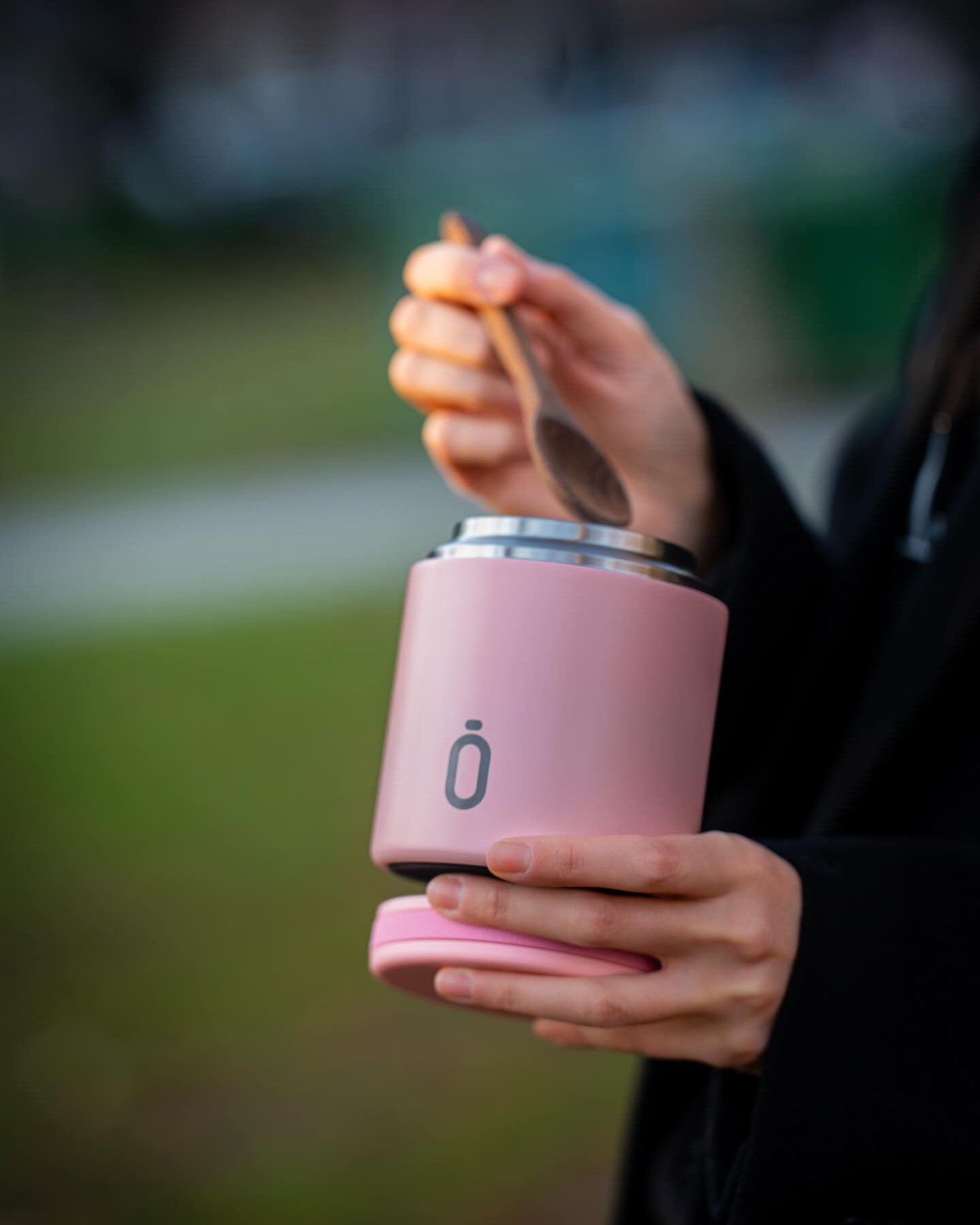 🍱💛 Comida casera, siempre a punto.
¿Cansado de comer frío o de que tu comida pierda su esencia? Así es Runbott Brunch, tu nuevo aliado inseparable. 🌸✨
Ya sea en la oficina, en el parque o en una escapada de fin de semana, mantener tus platos favoritos a la temperatura ideal nunca fue tan fácil (ni tan bonito). 🥄
¿Por qué vas a amar tu Runbott Brunch?
Temperatura perfecta: Mantiene el calor o el frío durante horas para que cada bocado sepa a recién hecho. 🔥❄️
Diseño compacto y chic: Cabe perfectamente en tu bolso o mochila, con un acabado rosa que nos tiene obsesionados. 💖
Sostenibilidad con estilo: Di adiós a los plásticos de un solo uso y lleva tu comida casera a todas partes. 🌍♻️
Boca ancha: Comodidad total para comer directamente del termo y para una limpieza sin dramas. 🧼👌
No importa si es una crema caliente o un bowl de frutas frescas; la calidad de tu alimentación te acompaña donde vayas. 🚀
🛒 ¿Listo para elevar tus almuerzos? Consigue el tuyo haciendo clic en el link de nuestra biografía y elige tu color favorito. ¡No querrás salir de casa sin él! 👇🛍️
https://akeitasoul.com/categoria-producto/brunch/
.#Runbott #RunbottBrunch #ComidaCasera #TupperwareLover #HealthyLife #LunchBox #EstiloDeVidaSaludable #EcoFriendly #AlmuerzoOffice #Sostenibilidad