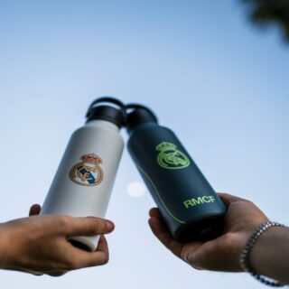 🤍⚽️ Tu equipo. Tu día a día. Tu Runbott.
Llevar tus colores nunca tuvo tanto estilo. Presentamos la colaboración definitiva: Real Madrid x Runbott. 👑✨ Porque el sentimiento madridista no se queda solo en el estadio, te acompaña en cada paso que das.

Ya sea para hidratarte en el entrenamiento, mantener tu café perfecto en la oficina o brindar por la próxima victoria, hazlo con la tecnología y el diseño que un campeón merece. 🏆

¿Qué hace a tu Runbott oficial única?

Pasión en cada detalle: Disponible en el clásico blanco merengue y en un elegante acabado oscuro con detalles flúor. ⚪️⚫️🟢

Rendimiento de élite: Mantiene tus bebidas frías durante 24h y calientes durante 12h. ¡Aguanta el ritmo de cualquier prórroga! 🧊🔥

Acabado Premium: El escudo del mejor club del mundo grabado con la máxima calidad. 🛡️⭐

Sin huella: Olvídate de los plásticos y pásate al equipo de la sostenibilidad. 🌍♻️

No es solo una botella, es una declaración de intenciones. Es demostrar que eres parte de la historia todos los días del año. 🗓️💪

🛒 ¡Hazte con la tuya antes de que se agoten! Haz clic en el enlace de nuestra biografía y elige la que mejor combine con tu ADN madridista. @realmadrid 🛍️👇 

https://akeitasoul.com/categoria-producto/futbol/real-madrid/

#akeitasoul #RealMadrid #HalaMadrid #Runbott #RealMadridCF #EstiloMadridista #Sostenibilidad #ChampionsMindset #Madridista #BotellaTermica #RMCF