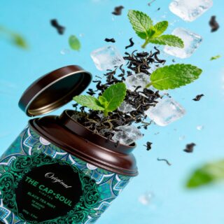 🖤🌿 No siempre necesitas algo suave...
A veces, lo que el cuerpo pide es algo con garra, con nervio... pero con un giro inesperado que te deje helado (en el mejor de los sentidos). 🧊✨

Nuestro Black Tea Mint es exactamente eso: una mezcla potente y con muchísima personalidad que te despierta sin agresividad. Es el equilibrio perfecto entre la intensidad profunda del té negro y el frescor natural de la menta.

¿Por qué se va a convertir en tu nuevo favorito?

Claridad mental: Ideal para esos momentos en los que necesitas foco sin renunciar al mejor sabor. 🧠⚡

Personalidad única: Un contraste de sensaciones que te engancha desde el primer sorbo.

Versatilidad total: Caliente es reconfortante, pero si lo pruebas con hielo... ¡es otro rollo totalmente distinto! 🧊🔥

Si buscas una bebida con carácter que te acompañe en tus retos diarios, deja de buscar. Lo descubres por casualidad, pero repites por necesidad. 🍵🖤

🛒 ¿Listo para el despertar más fresco? Consigue tu lata de Black Tea Mint en el link de nuestra biografía y experimenta el poder del contraste. 🛍️👇 

https://akeitasoul.com/producto/te-negro-menta/

#akeitasoul #TheCapSoul #BlackTeaMint #MentaFresca #TeConCarácter #BlackTeaMood #SaboresQueDespiertan #TeaLovers #IcedTeaSeason #TheCapSoulMoments