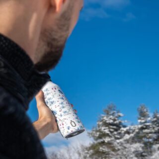 ❄️ El plan perfecto: paseo, nieve y tu bebida favorita siempre lista. ☕️✨
No dejes que el frío te detenga. Con Runbott, el invierno se disfruta de otra manera. Imagina coronar esa ruta por la montaña o ese paseo bajo la nieve con un trago que sigue igual de caliente que cuando saliste de casa. 🏔️🔥

Nuestra tecnología térmica es pura magia:

Calor sin límites: Disfruta de hasta 24 horas de calor en tus bebidas. 🌡️💨

Comida casera donde sea: Con el termo Runbott Brunch, tu sopa o plato favorito se mantiene perfecto para ese momento de relax en el camino. 🍱💛

Estilo que destaca: Diseños únicos con estampados florales que ponen la nota de color sobre el blanco de la nieve. 🌸❄️

Sin sabores extraños: El recubrimiento técnico interior asegura que tu café sepa a café y tu té a té. ¡Nada más! 👅👌

Ya sea para una escapada extrema o un paseo tranquilo, somos tu compañero ideal para reconectar con la naturaleza sin perder el confort. 🌲🙌

🛒 ¿List@ para tu próxima aventura? Hazte con tu combinación favorita de botella y termo en el link de nuestra biografía. ¡Corre, que vuelan! 🛍️💨 

https://akeitasoul.com/categoria-producto/artist-club/lulalila/

#akeitasoul #Runbott #AdventureReady #InviernoConEstilo #Termos #BebidaCaliente #Nieve #OutdoorLife #Sostenibilidad #EcoFriendly #RunbottBrunch #MustHave #lulalila