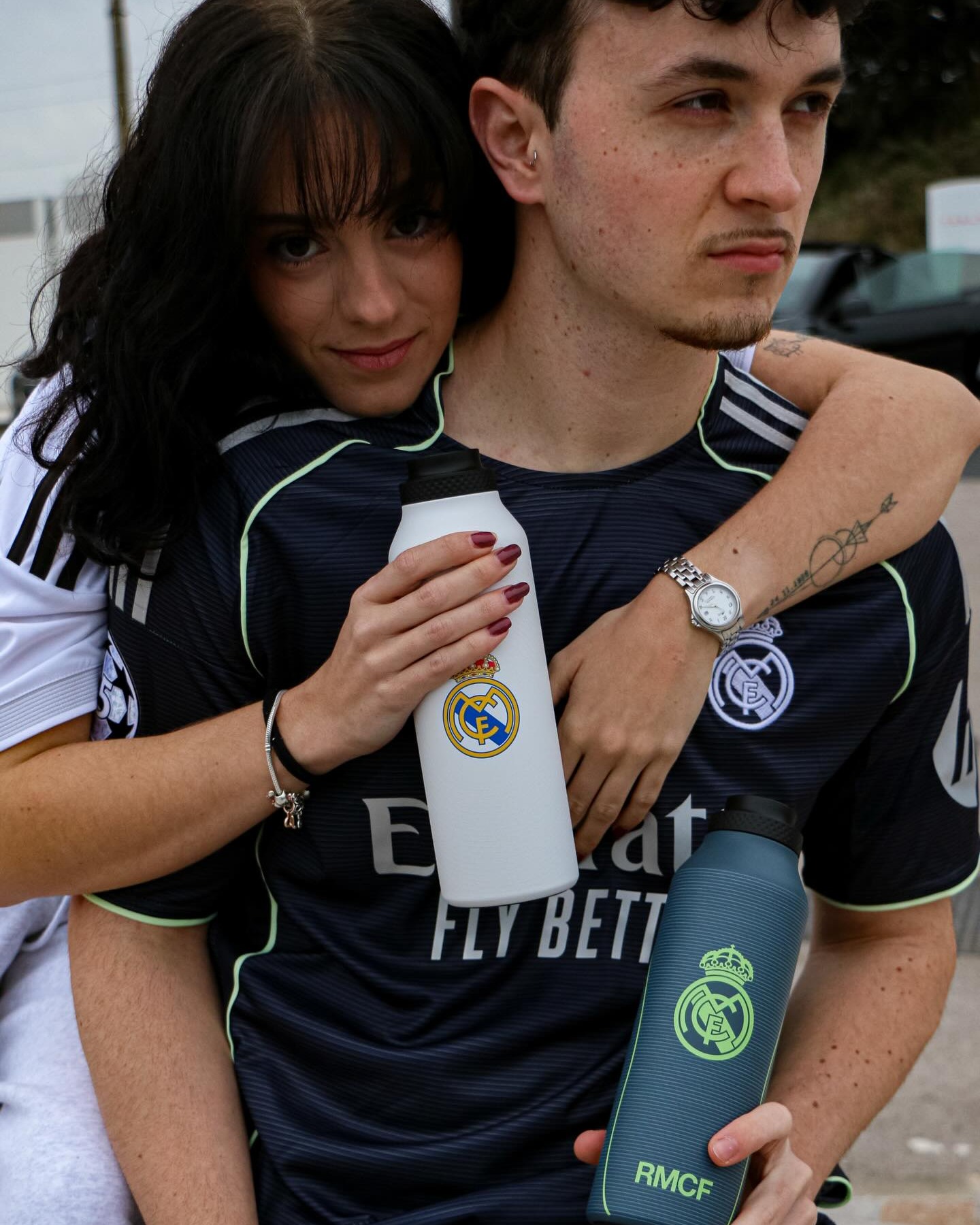 ¡Hala Madrid y nada más! 🤍⚽️ No importa dónde estés, tu pasión te acompaña en cada paso.
Lleva los colores de tu equipo en tu día a día con el estilo único de Runbott. La hidratación de los campeones ya está aquí. 🏆💧
¿Cuál es tu favorita? ¿La blanca clásica o la versión Ocean? ¡Cuéntanos en los comentarios! 👇
@RealMadrid 🤝 @Runbott
#RealMadrid #HalaMadrid #Runbott #EstiloMadridista #ChampionsSpirit #MyRunbott #akeitasoul #LaLiga