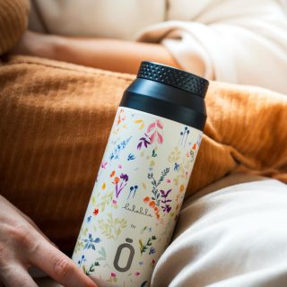 🌿 Un toque floral que te acompaña todo el día. ✨

No es solo una botella, es el complemento que llena de color y diseño tus momentos de calma. Porque hidratarse también puede ser una experiencia llena de estilo. 🌸💧

Llena tu Runbott con tu bebida perfecta y deja que la inspiración florezca donde quiera que vayas.

¿Eres de los que prefiere el té caliente o el agua siempre helada? Cuéntanos tu secreto para mantenerte a tope. 👇

#Runbott #FloralDesign #EstiloDeVida #HidrataciónConEstilo #MomentoRelax #MustHave #AccesoriosSostenibles #lulalila #miicup #akeitasoul