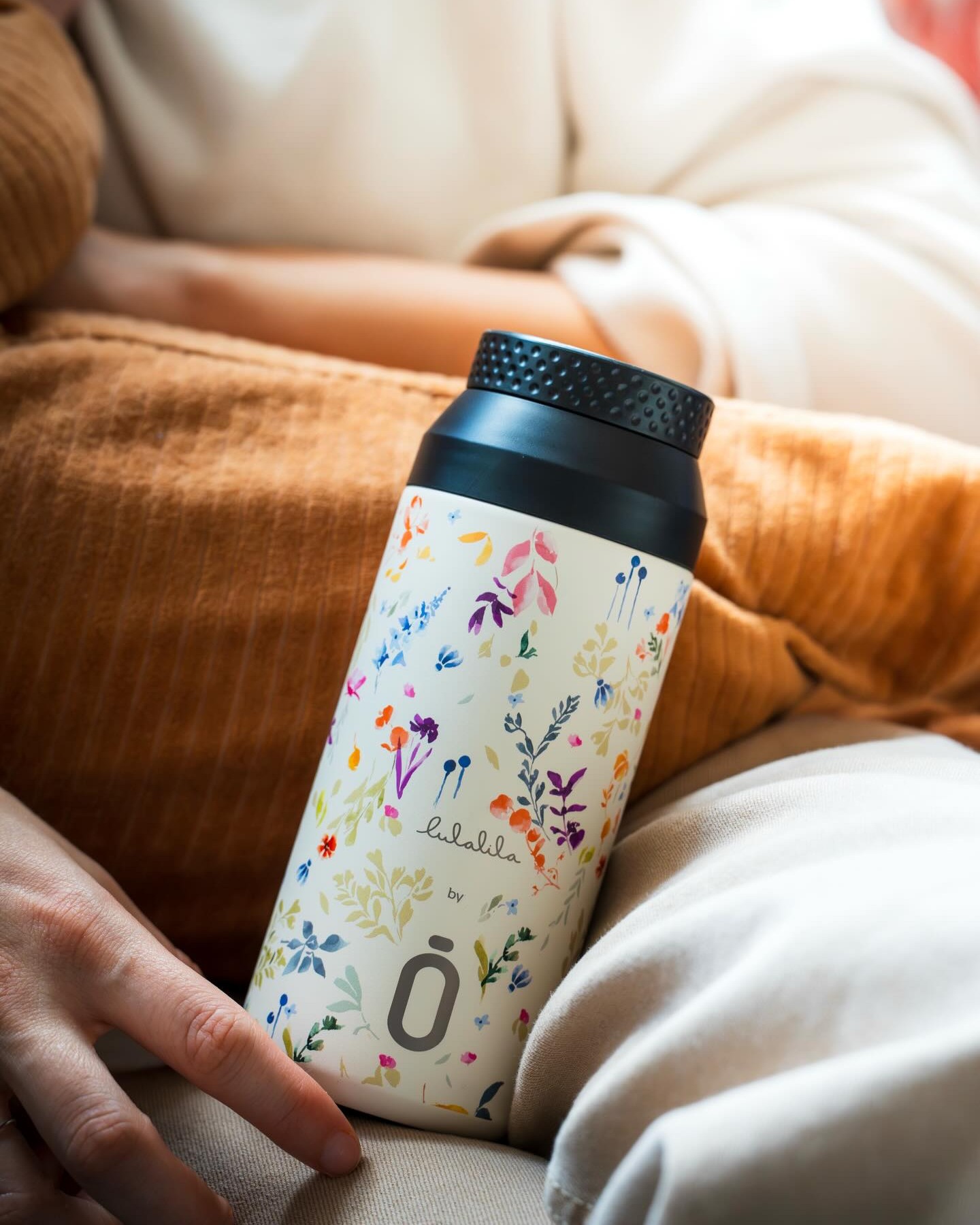 🌿 Un toque floral que te acompaña todo el día. ✨

No es solo una botella, es el complemento que llena de color y diseño tus momentos de calma. Porque hidratarse también puede ser una experiencia llena de estilo. 🌸💧

Llena tu Runbott con tu bebida perfecta y deja que la inspiración florezca donde quiera que vayas.

¿Eres de los que prefiere el té caliente o el agua siempre helada? Cuéntanos tu secreto para mantenerte a tope. 👇

#Runbott #FloralDesign #EstiloDeVida #HidrataciónConEstilo #MomentoRelax #MustHave #AccesoriosSostenibles #lulalila #miicup #akeitasoul