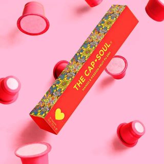 Pones la cápsula, le das al botón… y de repente, el verano inunda tu cocina. 🍑☀️

Imagina el aroma del mango maduro, la chispa del maracuyá y la profundidad del té rojo Pu Erh fusionándose en una sola taza. Es una escapada exprés al trópico, sin maletas y sin salir de casa. 🏝️✨

Si buscas un sabor intenso, vibrante y con un toque afrodisíaco, acabas de encontrar tu match perfecto. ❤️🔥

¿Te atreves con esta mezcla que no se olvida fácilmente? 🥭☕

#thecapsoulmoments #téconcarácter #mangopassionfruit #tecapsula #saboresqueseducen #TéRojo #TropicalVibes #akeitasoul #capsulas #nespresso #compatible #recicla