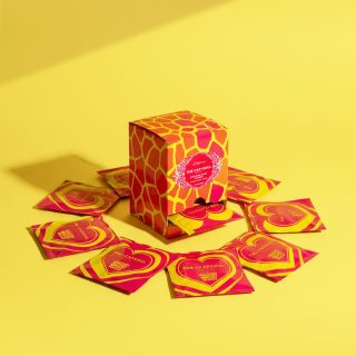 ✨ Sabores que despiertan los sentidos 🍋🍂
No sé si os pasa, pero hay sabores que parecen hechos para conectar con nosotros. Este Rooibos con Canela y Limón de The Cap Soul me ha sorprendido muchísimo por su equilibrio perfecto entre lo especiado y lo cítrico.

Un ritual en cada taza:

Calidez envolvente: Primero notas el abrazo de la canela, ideal para esos momentos de pausa.

Frescura vibrante: Después aparece el toque limpio del limón, dejando una sensación superagradable en el paladar.

Diseño que enamora: Sus bolsitas con detalles de corazones y el packaging lleno de color hacen que el momento sea aún más especial.

Es una de esas infusiones que no solo se beben... se disfrutan con calma. Ideal para cuando quieres parar un momento y regalarte un pequeño ritual durante el día. Porque son los pequeños detalles los que convierten una pausa cualquiera en algo extraordinario 💛.

👉 ¿Lista para tu momento de relax? Consigue tu caja de Rooibos Canela y Limón en nuestra web. 🛍️🍵
https://akeitasoul.com/producto/piramides-rooibos-canela-y-limon/

#Rooibos #TheCapSoulMoments #CanelaYLimón #InfusionTime #MomentoParaMí #Bienestar #TeaLovers #RitualesSaludables #PausaConEstilo #AromaYCalma #akeitasoul