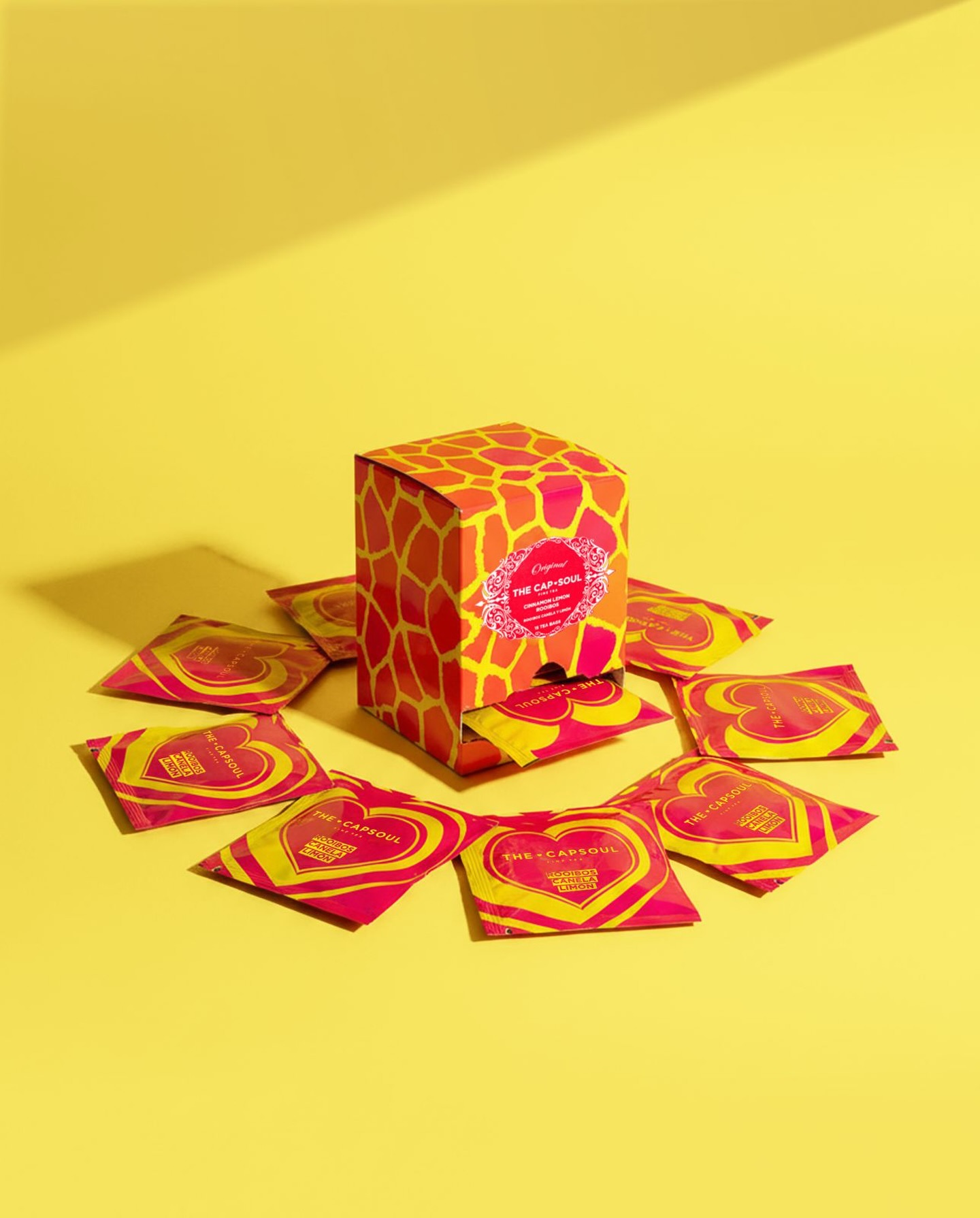 ✨ Sabores que despiertan los sentidos 🍋🍂
No sé si os pasa, pero hay sabores que parecen hechos para conectar con nosotros. Este Rooibos con Canela y Limón de The Cap Soul me ha sorprendido muchísimo por su equilibrio perfecto entre lo especiado y lo cítrico.

Un ritual en cada taza:

Calidez envolvente: Primero notas el abrazo de la canela, ideal para esos momentos de pausa.

Frescura vibrante: Después aparece el toque limpio del limón, dejando una sensación superagradable en el paladar.

Diseño que enamora: Sus bolsitas con detalles de corazones y el packaging lleno de color hacen que el momento sea aún más especial.

Es una de esas infusiones que no solo se beben... se disfrutan con calma. Ideal para cuando quieres parar un momento y regalarte un pequeño ritual durante el día. Porque son los pequeños detalles los que convierten una pausa cualquiera en algo extraordinario 💛.

👉 ¿Lista para tu momento de relax? Consigue tu caja de Rooibos Canela y Limón en nuestra web. 🛍️🍵
https://akeitasoul.com/producto/piramides-rooibos-canela-y-limon/

#Rooibos #TheCapSoulMoments #CanelaYLimón #InfusionTime #MomentoParaMí #Bienestar #TeaLovers #RitualesSaludables #PausaConEstilo #AromaYCalma #akeitasoul