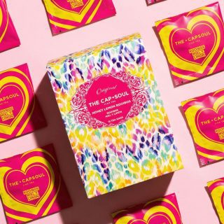 🌿 Tu momento de calma: Rooibos, Miel y Limón 🍯
Hay días en los que el cuerpo te pide bajar el ritmo… y cuidarte un poco más. Es en esos momentos cuando los pequeños rituales marcan la diferencia.
Últimamente, mi refugio favorito es el Rooibos con Miel y Limón de The Capsoul. Tiene ese equilibrio perfecto entre lo dulce y lo cítrico que reconforta desde el primer sorbo. Es suave, aromático y deja una sensación muy agradable en la garganta, justo lo que apetece cuando el cuerpo necesita un respiro.
¿Por qué te va a encantar este momento?
Naturalmente relajante: Al ser rooibos, es la opción ideal para parar y respirar sin cafeína.
Sabor Premium: Una mezcla de "Fine Tea" que combina la calidez de la miel con el frescor del limón.
Presentación única: Su diseño colorido alegra cualquier rincón de tu cocina.
Cada caja contiene 15 pirámides listas para acompañarte en tu próximo momento de desconexión. Porque dedicarte un rato para ti no es un lujo, es una necesidad. 💛✨
👉 Regálate ese respiro que mereces. Encuentra tu sabor favorito en nuestra tienda online. 🛍️🍵
https://akeitasoul.com/producto/piramides-rooibos-miel-y-limon/
#pausayrespira #Rooibos #TheCapsoulMoments #MielYLimón #MomentoParaMí #InfusionTime #SelfCare #RitualesSaludables #TeaLovers #Bienestar #PausaYRespira #akeitasoul #thecapsoul