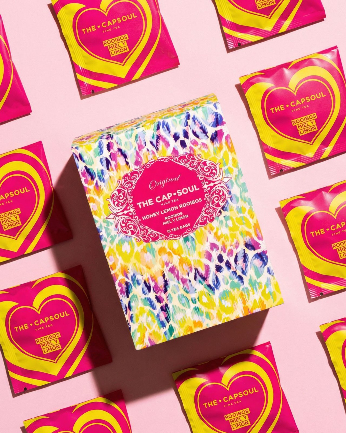 🌿 Tu momento de calma: Rooibos, Miel y Limón 🍯
Hay días en los que el cuerpo te pide bajar el ritmo… y cuidarte un poco más. Es en esos momentos cuando los pequeños rituales marcan la diferencia.
Últimamente, mi refugio favorito es el Rooibos con Miel y Limón de The Capsoul. Tiene ese equilibrio perfecto entre lo dulce y lo cítrico que reconforta desde el primer sorbo. Es suave, aromático y deja una sensación muy agradable en la garganta, justo lo que apetece cuando el cuerpo necesita un respiro.
¿Por qué te va a encantar este momento?
Naturalmente relajante: Al ser rooibos, es la opción ideal para parar y respirar sin cafeína.
Sabor Premium: Una mezcla de "Fine Tea" que combina la calidez de la miel con el frescor del limón.
Presentación única: Su diseño colorido alegra cualquier rincón de tu cocina.
Cada caja contiene 15 pirámides listas para acompañarte en tu próximo momento de desconexión. Porque dedicarte un rato para ti no es un lujo, es una necesidad. 💛✨
👉 Regálate ese respiro que mereces. Encuentra tu sabor favorito en nuestra tienda online. 🛍️🍵
https://akeitasoul.com/producto/piramides-rooibos-miel-y-limon/
#pausayrespira #Rooibos #TheCapsoulMoments #MielYLimón #MomentoParaMí #InfusionTime #SelfCare #RitualesSaludables #TeaLovers #Bienestar #PausaYRespira #akeitasoul #thecapsoul