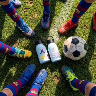 ⚽️ ¡Pasión azulgrana desde el primer entrenamiento! 💙❤️
No hay nada como sentir los colores desde pequeños. 🏟️✨ Presentamos las nuevas Runbott Barça Kids, la botella oficial del FC Barcelona diseñada para aguantar el ritmo de los futuros campeones.
Ya sea en un partido decisivo en el patio del colegio o entrenando bajo la lluvia para ser el próximo ídolo del Barça, estas botellas son el fichaje estrella que todo mini-culer necesita. 💪🏻🏃♂️
¿Por qué son las favoritas de la afición?
ADN Culé: Diseños oficiales con el escudo y los colores que amamos. 🛡️🔵🔴
Resistencia Total: Fabricadas para sobrevivir a caídas, carreras y cualquier aventura.
Hidratación de Élite: Mantienen el agua fresca durante horas para que solo se preocupen de marcar el próximo gol. 🧊⚽️
¡Que tu pequeño lleve su orgullo por el Barcelona a todas partes! 🥤✨
👉 ¡Hazte con la colección completa! Pincha en el enlace de nuestra biografía o desliza en nuestras historias para comprar la tuya. 🛍️🏟️
https://akeitasoul.com/categoria-producto/futbol/barcelona/
#RunbottBarça #FCBarcelona #BarçaKids #Culers #ForçaBarça #PasiónAzulgrana #HidrataciónDeCampeones #FutbolBase #MesQueUnClub #BarcelonaKids #akeitasoul #LaLiga