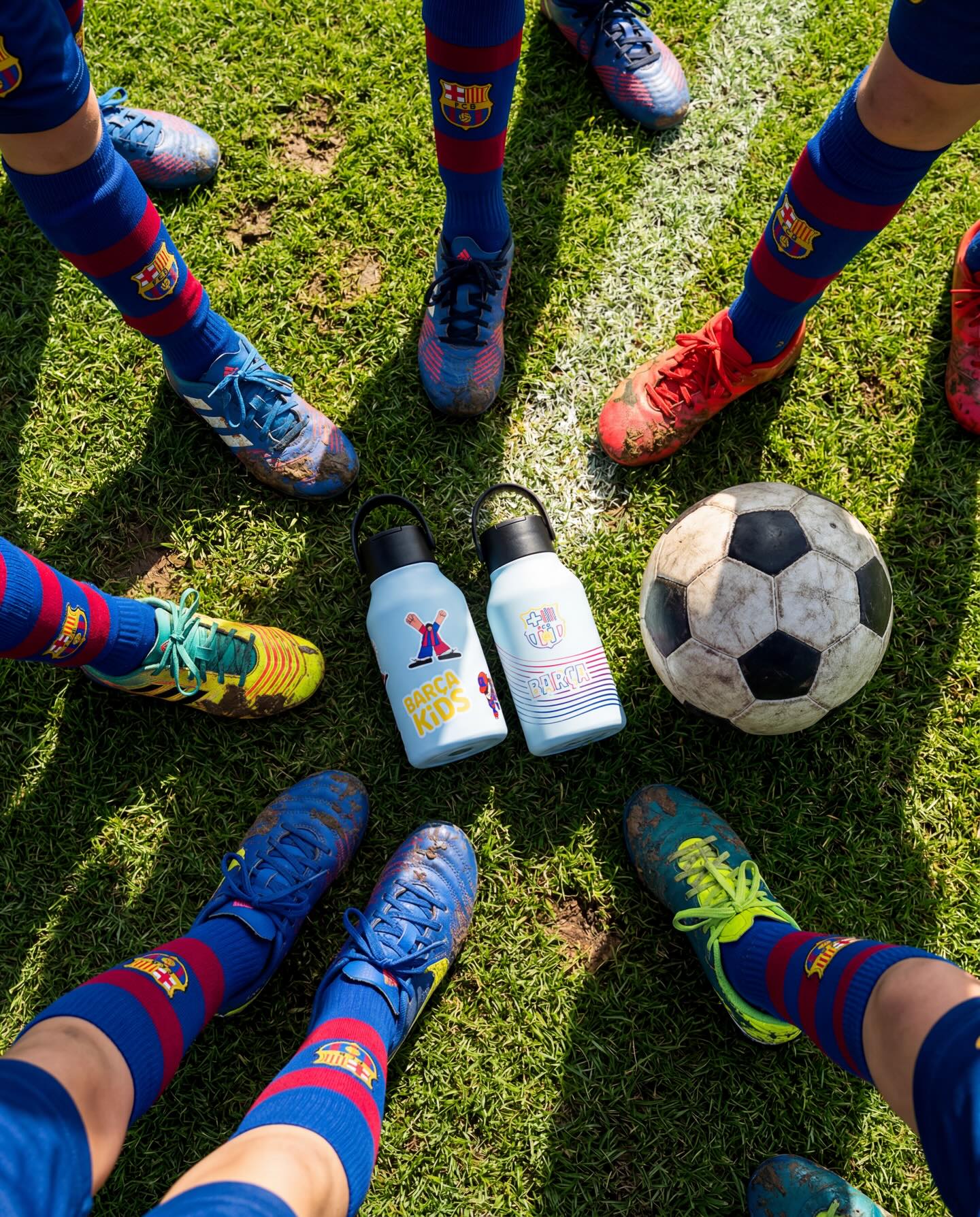 ⚽️ ¡Pasión azulgrana desde el primer entrenamiento! 💙❤️
No hay nada como sentir los colores desde pequeños. 🏟️✨ Presentamos las nuevas Runbott Barça Kids, la botella oficial del FC Barcelona diseñada para aguantar el ritmo de los futuros campeones.
Ya sea en un partido decisivo en el patio del colegio o entrenando bajo la lluvia para ser el próximo ídolo del Barça, estas botellas son el fichaje estrella que todo mini-culer necesita. 💪🏻🏃♂️
¿Por qué son las favoritas de la afición?
ADN Culé: Diseños oficiales con el escudo y los colores que amamos. 🛡️🔵🔴
Resistencia Total: Fabricadas para sobrevivir a caídas, carreras y cualquier aventura.
Hidratación de Élite: Mantienen el agua fresca durante horas para que solo se preocupen de marcar el próximo gol. 🧊⚽️
¡Que tu pequeño lleve su orgullo por el Barcelona a todas partes! 🥤✨
👉 ¡Hazte con la colección completa! Pincha en el enlace de nuestra biografía o desliza en nuestras historias para comprar la tuya. 🛍️🏟️
https://akeitasoul.com/categoria-producto/futbol/barcelona/
#RunbottBarça #FCBarcelona #BarçaKids #Culers #ForçaBarça #PasiónAzulgrana #HidrataciónDeCampeones #FutbolBase #MesQueUnClub #BarcelonaKids #akeitasoul #LaLiga