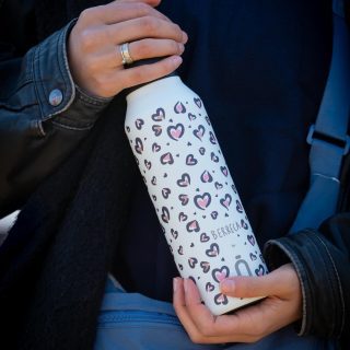 💥 ¡La espera ha terminado! ¡¡Las nuevas Savage ya están aquí y son puro fuego!! 🔥✨
Os presentamos la colección más indomable de Runbott, diseñada por la increíble @Berreca. ❤️🐆 Tienes dos opciones irresistibles para elegir:
🍦 Cream: Un blanco cremoso y elegante con el estampado salvaje.
🍬 Bubblegum: Un rosa dulce y vibrante para las más atrevidas.
@berreca_art ha fusionado corazones y leopardo en un diseño único que vas a querer llevar a todas partes. 🤩 Estas botellas no son solo un accesorio de moda, sino tu compañero perfecto para la hidratación diaria con todo el estilo.
Estamos completamente enamorados... Y tú, ¿con cuál te quedas? 👇 ¡Cuéntanos tu favorito en los comentarios!
#SavageCollection #RunbottXBerreca #BerrecaDesign #EstiloSalvaje #BotellasConEstilo #HeartPrintLeopard #CreamBottle #BubblegumBottle #Novedades2026 #StreetStyle #HidrataciónConGarras #akeitasoul