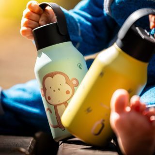 ¡Por fin están aquí!🎉 🐒🫎 Tenemos dos nuevos y adorables compañeros de aventuras listos para unirse a la familia.

Os presentamos oficialmente a Monkey y Moose. 💧✨ Ya han llegado a Runbott Kids para hacer de cada pausa de hidratación un momento súper divertido.

🍁 Ya sea para una excursión entre las hojas de otoño (¡Moose está listo para explorar! 🫎🍂) o para jugar en el jardín bajo el sol (¡Monkey os espera con su mejor sonrisa! 🐒☀️), estas botellas están diseñadas para las manos más pequeñas. Son ligeras, súper resistentes y mantienen el agua fresca durante todo el día. 😍

Son los compañeros ideales para el cole, el parque o vuestra próxima escapada en familia. ¿Quién puede resistirse a esas caritas?

👇 Queremos saber... en vuestra casa, ¿sois más del equipo Monkey 🐒 o del equipo Moose 🫎? 👇 ¡Contadnos en los comentarios!

👉 No esperéis más para elegir su próximo compañero. Haced clic en el enlace de nuestra biografía para conseguir el vuestro antes de que se agoten. 🛒💨

#Runbott #RunbottKids #MonkeyAndMoose #NuevosDisenos #AventurasInfantiles #HidratacionDivertida #VueltaAlCole #RegalosOriginales #EcoFriendlyKids #Maternidad #Paternidad #ExcursionesConNinos #OutdoorsKids #akeitasoul