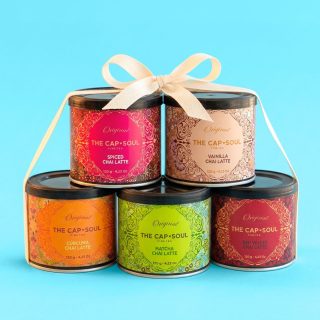 🤷‍♀️ No siempre sabes cuál elegir… ¡y eso también está bien! ✨🎁

A veces la vida es demasiado corta para conformarse con un solo sabor, ¿verdad? 👉 Por eso, este pack de Chai Latte Mini es justo lo que necesitas: está diseñado para probar, descubrir y simplemente dejarte llevar.

Imagina tener cinco sabores distintos esperándote. Cinco maneras increíbles de disfrutar el mismo momento de paz 🤍☕️:

Un día te pide el cuerpo algo más especiado y exótico... ❤️

Al día siguiente, algo más dulce y reconfortante... 🧡

¿Hoy toca algo más suave y relajante?... 🤍

Nos encanta este pack porque no tienes que decidirte. Puedes explorar sin prisa, cambiar según tu estado de ánimo, repetir los que más te gusten… y acabar encontrando, casi sin darte cuenta, ese chai que se convierte en tu favorito absoluto. 💖🌿

✨ A veces, el verdadero placer también es eso: no elegir solo uno, sino quedárselos todos.

#thecapsoulmoments #chailatte #momentoparamí #saboresqueinspiran #ritualchai #FineTea #TeaLovers #RegaloIdeal #ChaiLover #TheCapSoul #PackRegalo #NoElegirEsUnPlacer #akeitasoul