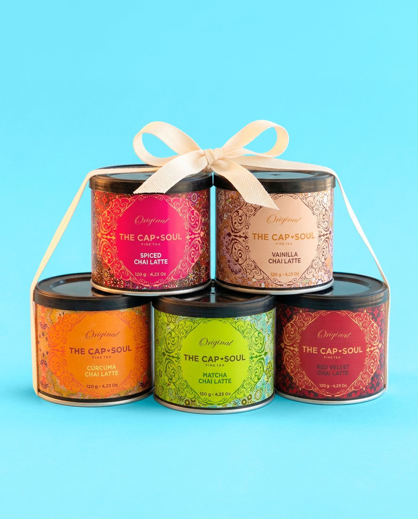 🤷‍♀️ No siempre sabes cuál elegir… ¡y eso también está bien! ✨🎁

A veces la vida es demasiado corta para conformarse con un solo sabor, ¿verdad? 👉 Por eso, este pack de Chai Latte Mini es justo lo que necesitas: está diseñado para probar, descubrir y simplemente dejarte llevar.

Imagina tener cinco sabores distintos esperándote. Cinco maneras increíbles de disfrutar el mismo momento de paz 🤍☕️:

Un día te pide el cuerpo algo más especiado y exótico... ❤️

Al día siguiente, algo más dulce y reconfortante... 🧡

¿Hoy toca algo más suave y relajante?... 🤍

Nos encanta este pack porque no tienes que decidirte. Puedes explorar sin prisa, cambiar según tu estado de ánimo, repetir los que más te gusten… y acabar encontrando, casi sin darte cuenta, ese chai que se convierte en tu favorito absoluto. 💖🌿

✨ A veces, el verdadero placer también es eso: no elegir solo uno, sino quedárselos todos.

#thecapsoulmoments #chailatte #momentoparamí #saboresqueinspiran #ritualchai #FineTea #TeaLovers #RegaloIdeal #ChaiLover #TheCapSoul #PackRegalo #NoElegirEsUnPlacer #akeitasoul