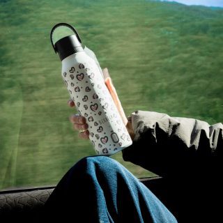 💙 Nuevos kilómetros, nuevos retos. Empezamos semana con estas vistas increíbles de fondo.⛰️🚂👀

¿Tu Runbott viene contigo hoy? 👀💧

Aquí, nuestra Savage Cream by @berreca_art 🍦✨ ya se ha convertido en la compañera inseparable de viaje. No hay ruta sin una buena hidratación (¡y con estilazo! 😉).

Coméntanos: ¿Dónde os ha llevado vuestra Runbott este fin de semana o dónde empieza la semana con vosotros hoy? 🗺️✨

#Runbott #SavageCollection #RunbottXBerreca #Berreca #TravelEssentials #MondayMotivation #HidrataciónEnRuta #CommuterLife #BotellasSostenibles #OnTheGo #TravelGram #akeitasoul #berreca_art