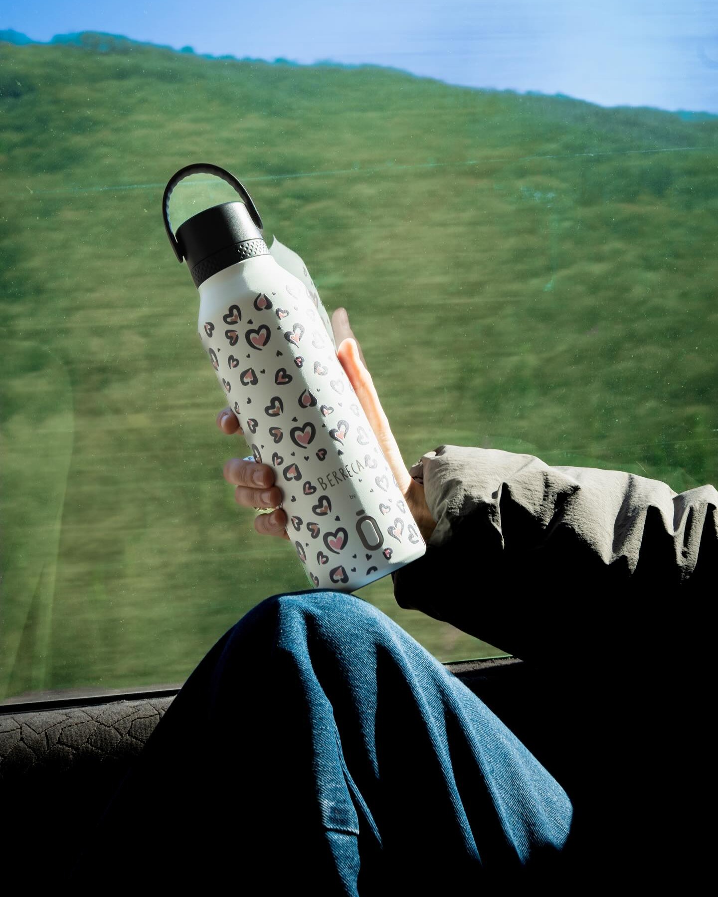 💙 Nuevos kilómetros, nuevos retos. Empezamos semana con estas vistas increíbles de fondo.⛰️🚂👀

¿Tu Runbott viene contigo hoy? 👀💧

Aquí, nuestra Savage Cream by @berreca_art 🍦✨ ya se ha convertido en la compañera inseparable de viaje. No hay ruta sin una buena hidratación (¡y con estilazo! 😉).

Coméntanos: ¿Dónde os ha llevado vuestra Runbott este fin de semana o dónde empieza la semana con vosotros hoy? 🗺️✨

#Runbott #SavageCollection #RunbottXBerreca #Berreca #TravelEssentials #MondayMotivation #HidrataciónEnRuta #CommuterLife #BotellasSostenibles #OnTheGo #TravelGram #akeitasoul #berreca_art