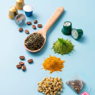 🫣 No todo es lo mismo. Y ahí está la clave.
En AkeitaSoul entendemos que tu día tiene mil matices, y tu bebida debería acompañar cada uno de ellos. ☕🌿

Hay mañanas de ritmo frenético donde necesitas un café rápido para arrancar... 🚀 Y hay tardes donde el cuerpo te pide parar, respirar profundo y disfrutar del proceso con calma. 🧘‍♀️✨

Sea cual sea tu momento, tenemos el compañero ideal:

☕ Cápsulas: Calidad y rapidez para tu ritmo diario.

🌿 Té en hoja: El ritual perfecto para reconectar con los sentidos.

💼 Pirámides: Prácticas y deliciosas, listas para llevar tu esencia contigo al trabajo o donde sea.

✨ Chai Latte: Ese capricho indulgente y especiado que te mereces al final del día.

Sabores que te activan, infusiones que te cuidan y momentos que, simplemente, necesitas para ti. 💖

Porque no todos los días son iguales... y en AkeitaSoul nos aseguramos de que tu bebida tampoco lo sea. 🌍💫

👉 ¿Con qué momento te quedas hoy? Cuéntanos en comentarios o descubre toda nuestra variedad en el link de la bio. 🛒💨

#AkeitaSoul #MomentoAkeita #CafeDeEspecialidad #RitualDelTe #ChaiLatteMood #BienestarConAlma #InfusionesQueCuidan #PausaYRespira #LifestyleSoul #TeaAndCoffeeLovers #TuMomentoTuBebida