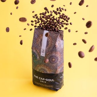 ☕ Hay cafés que te despiertan... y otros que te atrapan.
ONYX no es un café cualquiera; es de los que te atrapan desde el primer sorbo. Intenso, con carácter y con esa fuerza que llena por completo el momento.

En AkeitaSoul nos encanta por su equilibrio perfecto: una ligera acidez que se funde con un cuerpo profundo, dejando notas tostadas y amaderadas que perduran en el paladar.

Es el compañero ideal para esos instantes que no admiten distracciones. Sin prisas. Solo tú, el aroma del grano recién molido y el placer de disfrutar del sabor auténtico. 🤍

Porque a veces, no necesitas nada más. Solo un buen café... y un momento para ti.

¿Eres de los que buscan intensidad en cada taza? Descubre ONYX y eleva tu ritual diario. ✨👇

https://akeitasoul.com/categoria-producto/cafe-en-grano/

#AkeitaSoul #TheCapSoul #OnyxCoffee #CoffeeLovers #CafeEnGrano #MomentoCafe #RitualDiario #SaboresIntensos #CoffeeExperience #AkeitaMoments #TuesteNatural