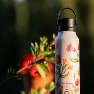 🌧️🌷 La prueba de que los días de lluvia también pueden tener color. 🌷🌧️

No dejes que un cielo gris detenga tus ganas de brillar. ✨ En AkeitaSoul creemos que el secreto para un día perfecto no está en el clima, sino en los detalles que llevas contigo. 🎒💫

Nuestra botella Runbott Linn Warme es mucho más que un accesorio: es un jardín portátil que mantiene tus bebidas a la temperatura ideal mientras le añade ese toque floral y alegre a tu rutina. 🌸🍃

Porque aunque afuera llueva, dentro de ti siempre puede ser primavera. 🌈☕

¿Qué te parece este diseño para darle vida a tus días lluviosos? 👇 ¡Te leemos en comentarios!

#AkeitaSoul #Runbott #LinnWarme #DiasDeLluvia #ColorEnTuRutina #BotellasSostenibles #EstiloYVida #PrimaveraEnInvierno #DetallesQueEnamoran #AccesoriosConAlma #EcoFriendlyLiving