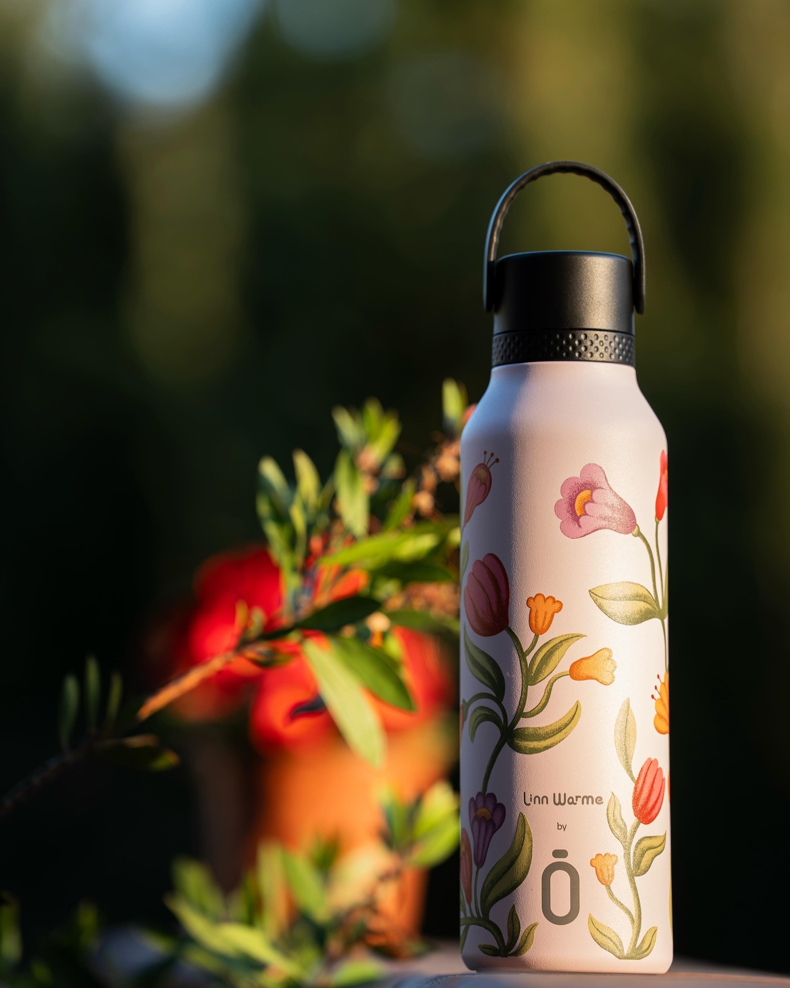 🌧️🌷 La prueba de que los días de lluvia también pueden tener color. 🌷🌧️

No dejes que un cielo gris detenga tus ganas de brillar. ✨ En AkeitaSoul creemos que el secreto para un día perfecto no está en el clima, sino en los detalles que llevas contigo. 🎒💫

Nuestra botella Runbott Linn Warme es mucho más que un accesorio: es un jardín portátil que mantiene tus bebidas a la temperatura ideal mientras le añade ese toque floral y alegre a tu rutina. 🌸🍃

Porque aunque afuera llueva, dentro de ti siempre puede ser primavera. 🌈☕

¿Qué te parece este diseño para darle vida a tus días lluviosos? 👇 ¡Te leemos en comentarios!

#AkeitaSoul #Runbott #LinnWarme #DiasDeLluvia #ColorEnTuRutina #BotellasSostenibles #EstiloYVida #PrimaveraEnInvierno #DetallesQueEnamoran #AccesoriosConAlma #EcoFriendlyLiving