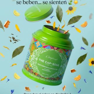 🌿☀️ Hay sabores que no solo se beben… se sienten.
El Té Verde Mediterráneo es, sin duda, uno de ellos. Es frescura, es luz y es ese punto cítrico que despierta tus sentidos desde el primer sorbo. 🍋🍊

En AkeitaSoul nos apasiona esta mezcla equilibrada de té verde sencha con notas vibrantes de naranja, limón y mandarina. Es como un viaje directo a la costa mediterránea sin moverte de casa. 🌊✨

¿Por qué se convertirá en tu favorito?
💚 Es ligero pero con carácter.
💚 Ideal para cuidarte: tiene propiedades antioxidantes y depurativas.
💚 Es el aliado perfecto para tu rutina diaria si no quieres renunciar al mejor sabor.

Porque un buen té no solo acompaña... ¡eleva tu momento por completo! ✨🫖

👉 Hazte con el tuyo en nuestra tienda y siente el Mediterráneo en cada taza. ["Link en Bio"]

#AkeitaSoul #TheCapSoul #TeVerde #MomentoBienestar #InfusionesNaturales #RitualDiario #TeaLifestyle #SaborMediterraneo #TeVerdeSencha #CuidateConAkeita #WellnessMoment #TeLoMereces