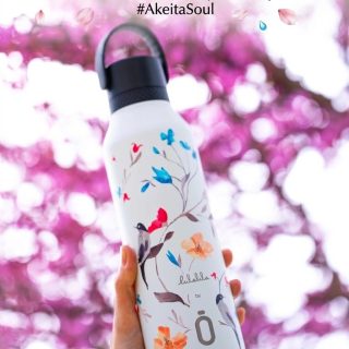 🌸✨ Suave, ligera y llena de color.
¡La espera ha terminado! La nueva Runbott Feather ya está aquí para revolucionar tu forma de hidratarte. 🕊️💧

Inspirada en la delicadeza de la naturaleza, esta botella no solo destaca por su diseño exclusivo de flores y aves, sino por ser increíblemente ligera. Es el complemento perfecto para quienes buscan estilo y comodidad en un solo objeto. ✨

En AkeitaSoul nos tiene enamorados por:
👉 Su acabado suave al tacto.
👉 Su ligereza extrema (¡parece que flota!).
👉 La capacidad de mantener tus bebidas perfectas mientras alegra tu día con sus colores. 🌷

Lleva la primavera contigo a donde quiera que vayas. Porque cuidar el planeta y estar a la última nunca había sido tan "light". 🌍💖

👉 ¡Sé de las primeras en tenerla! Encuéntrala ya en nuestra web. [Link en Bio]

#AkeitaSoul #RunbottFeather #NuevaColección #BotellasLigeras #EstiloYColor #HidrataciónConEstilo #EcoFriendly #RegalosOriginales #FloresYVida #AccesoriosImprescindibles #SostenibilidadConClase