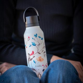🌸🕊️ Runbott Feather acaba de llegar y ya nos ha conquistado. ✨💧
¿A vosotros también u os pasa como a nosotros, que no podemos dejar de mirarla? 👀 En AkeitaSoul ha sido un flechazo absoluto a primera vista.

No es solo que su diseño con flores y aves sea una auténtica obra de arte para llevar a todas partes... ¡Es que además es la botella más ligera y suave que vas a tener en tus manos! 🕊️🎒

La compañera perfecta para tu día a día, con estilo, personalidad y toda la comodidad que necesitas para mantener tu hidratación siempre a punto. 💧🌱

Un diseño exclusivo que vuela alto y que promete convertirse en tu nuevo accesorio imprescindible de la temporada. 💖

👉 ¿Quién más se une al club de fans de la nueva Feather? Cuéntanoslo en comentarios o haz clic en el enlace de nuestra biografía para que no te quedes sin la tuya. 🛒✨

#AkeitaSoul #RunbottFeather #NuevaColeccion #EstiloYColor #BotellasLigeras #DiseñoExclusivo #HidratacionConEstilo #AccesoriosImprescindibles #SostenibilidadConClase #FeatherMood #RegalosConAlma