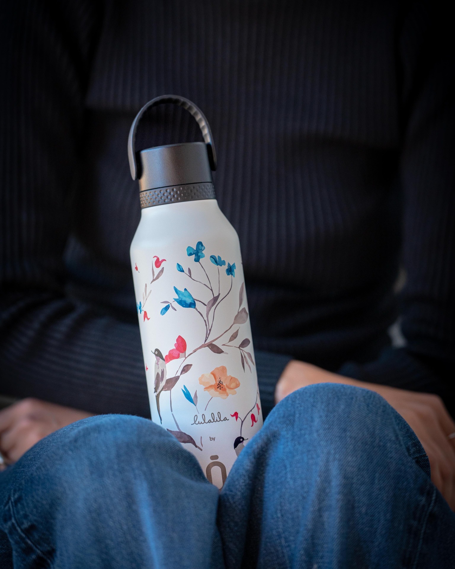 🌸🕊️ Runbott Feather acaba de llegar y ya nos ha conquistado. ✨💧
¿A vosotros también u os pasa como a nosotros, que no podemos dejar de mirarla? 👀 En AkeitaSoul ha sido un flechazo absoluto a primera vista.

No es solo que su diseño con flores y aves sea una auténtica obra de arte para llevar a todas partes... ¡Es que además es la botella más ligera y suave que vas a tener en tus manos! 🕊️🎒

La compañera perfecta para tu día a día, con estilo, personalidad y toda la comodidad que necesitas para mantener tu hidratación siempre a punto. 💧🌱

Un diseño exclusivo que vuela alto y que promete convertirse en tu nuevo accesorio imprescindible de la temporada. 💖

👉 ¿Quién más se une al club de fans de la nueva Feather? Cuéntanoslo en comentarios o haz clic en el enlace de nuestra biografía para que no te quedes sin la tuya. 🛒✨

#AkeitaSoul #RunbottFeather #NuevaColeccion #EstiloYColor #BotellasLigeras #DiseñoExclusivo #HidratacionConEstilo #AccesoriosImprescindibles #SostenibilidadConClase #FeatherMood #RegalosConAlma
