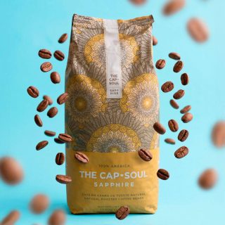 ☕✨ El primer aroma ya te avisa: este café va en serio.
Hay cafés que simplemente se toman, y luego está Sapphire 100% Arábica. Es de esos que derrochan una elegancia sutil pero inconfundible desde el mismísimo momento en que abres el paquete y empiezas a moler el grano. 💎

En AkeitaSoul nos tiene completamente conquistados por su perfil tan cuidado:

Aroma pronunciado que inunda toda la cocina. 🌬️

Acidez brillante con deliciosos matices cítricos. 🍋

Cuerpo persistente pero equilibrado.

Un final dulce y ligeramente afrutado que se queda contigo en boca, sin hacerse pesado. 🪵🍒

Es una joya culinaria pensada para disfrutar en estado puro, sin añadir nada más. Solo el grano recién molido, tu taza favorita y unos minutos de reloj dedicados exclusivamente a saborearlo bien.

Un ritual aparentemente sencillo, pero capaz de elevar por completo el rumbo de tu día. 💛

👉 ¿Listo para cambiar tu concepto de café diario? Consigue tu Sapphire en nuestra tienda online. ["Link en Bio"] 🛒✨

-----------------------------------------
#AkeitaSoul #TheCapSoul #SapphireCoffee #100Arabica #CafeEnGrano #CoffeeLovers #MomentoCafe #RitualDiario #CafeDeEspecialidad #CoffeeRoutine #TuMomentoAkeita