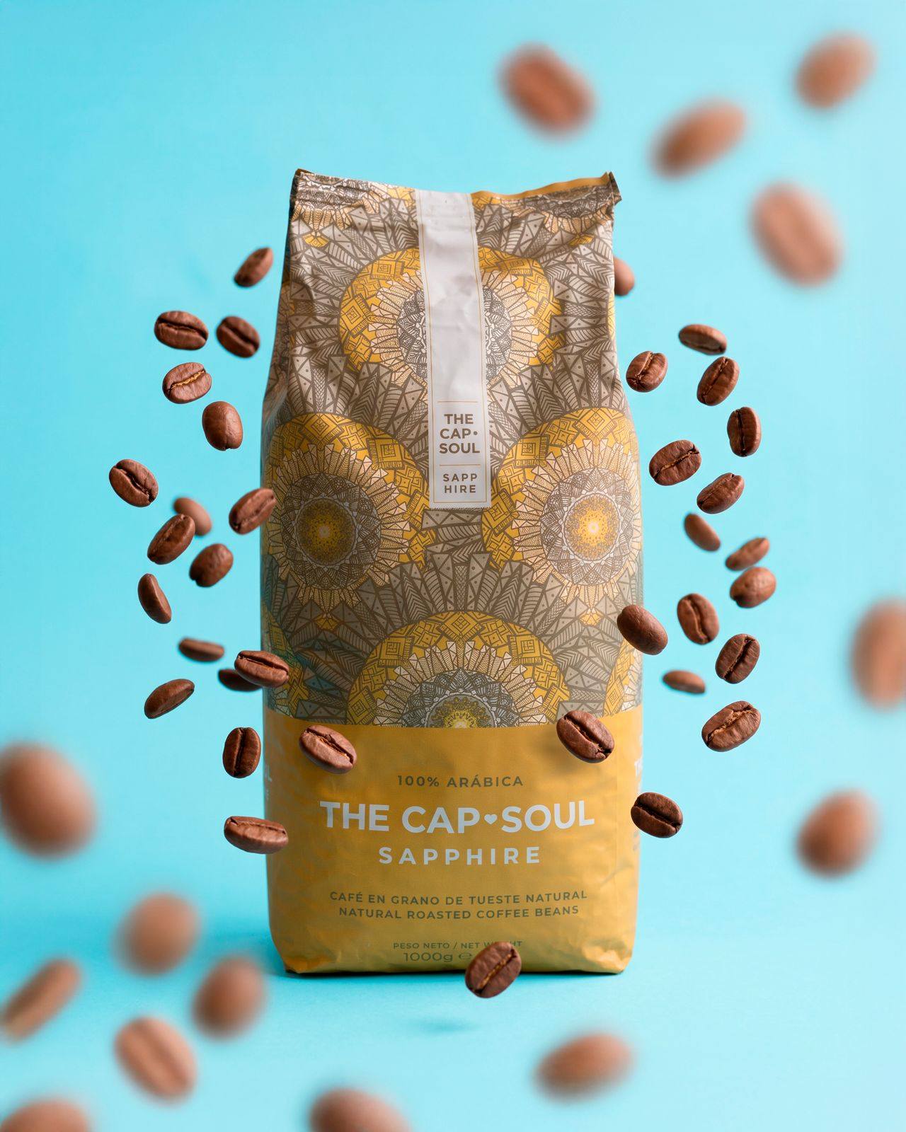 ☕✨ El primer aroma ya te avisa: este café va en serio.
Hay cafés que simplemente se toman, y luego está Sapphire 100% Arábica. Es de esos que derrochan una elegancia sutil pero inconfundible desde el mismísimo momento en que abres el paquete y empiezas a moler el grano. 💎

En AkeitaSoul nos tiene completamente conquistados por su perfil tan cuidado:

Aroma pronunciado que inunda toda la cocina. 🌬️

Acidez brillante con deliciosos matices cítricos. 🍋

Cuerpo persistente pero equilibrado.

Un final dulce y ligeramente afrutado que se queda contigo en boca, sin hacerse pesado. 🪵🍒

Es una joya culinaria pensada para disfrutar en estado puro, sin añadir nada más. Solo el grano recién molido, tu taza favorita y unos minutos de reloj dedicados exclusivamente a saborearlo bien.

Un ritual aparentemente sencillo, pero capaz de elevar por completo el rumbo de tu día. 💛

👉 ¿Listo para cambiar tu concepto de café diario? Consigue tu Sapphire en nuestra tienda online. ["Link en Bio"] 🛒✨

-----------------------------------------
#AkeitaSoul #TheCapSoul #SapphireCoffee #100Arabica #CafeEnGrano #CoffeeLovers #MomentoCafe #RitualDiario #CafeDeEspecialidad #CoffeeRoutine #TuMomentoAkeita