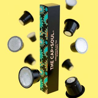 ✨☕ Hay aromas que hacen que todo se sienta más acogedor.
Y nuestro Té Negro con Canela en cápsulas tiene exactamente ese efecto. Es una mezcla intensa, cálida y llena de matices que combina a la perfección el carácter del té negro con el toque dulce, reconfortante y especiado de la canela. 🤎🌿
En AkeitaSoul nos encanta porque es un clásico que nunca falla, ideal para esos momentos del día en los que necesitas parar un instante, respirar hondo y reconectar contigo misma.
¿Por qué te va a enamorar?
💛 Bienestar diario: Sus propiedades antioxidantes y desintoxicantes hacen que disfrutarlo sea también una forma de cuidarte.
🫖 Máxima comodidad: Es totalmente compatible con el sistema Nespresso*, así que preparar tu infusión favorita es tan fácil y rápido como darle a un botón.
Regálate ese momento de relax que te mereces de la manera más sencilla. ✨
👉 ¿Lista para transformar tu rutina diaria? Consigue tu pack de Té Negro Canela en nuestra tienda online o pásate a vernos. Link en Bio 🛒🛍️
#AkeitaSoul #TheCapSoul #TeNegroCanela #CapsulasNespresso #MomentoRelax #RitualDiario #InfusionesEnCapsulas #TeNegro #AromaAcogedor #TiempoParaTi #CuidateConAkeita