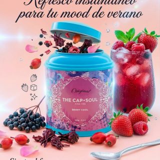 🍓🧊☀️ Berry Cool: Tu primer sorbo de verano en un solo click.
Hay bebidas que simplemente quitan la sed… y luego está Berry Cool, la infusión helada que te cambia el mood al instante. ✨

En AkeitaSoul sabemos que cuando aprieta el calor, el cuerpo te pide algo ligero, fresco y lleno de sabor. Por eso, esta mezcla vibrante y afrutada de hibisco, escaramujo, bayas de saúco y pétalos de rosa se ha convertido en nuestro imprescindible del verano. 🌸🌿

Es el equilibrio perfecto: un sabor intenso, con ese punto dulce y floral que engancha desde el primer vaso, y un color espectacular. 💖

¿Y lo mejor? Que además de estar buenísimo, es rico en vitaminas y antioxidantes. ¡Refrescarte nunca ha sido una forma tan deliciosa de cuidarte! 🤍

👉 No esperes más para disfrutar de esos días de calorcito. ¡Prepara bien fría tu infusión Berry Cool y alegra tu día! Encuéntrala en nuestra web. 
"Link en Bio" 🛒✨

#AkeitaSoul #TheCapSoul #BerryCool #TeHelado #InfusionFria #MomentoRefrescante #SummerMood #IcedTea #CuidateConAkeita #AntioxidantesNaturales #BebidaVitamínica #FrescuraTotal