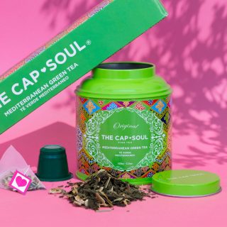 🌿✨ Tres maneras de disfrutar de un mismo ritual.
¿Eres de los que disfruta del proceso pausado de preparar el té a granel, prefieres la comodidad de una pirámide o buscas la rapidez de una cápsula? Sea cual sea tu estilo, nuestro Té Verde Mediterráneo se adapta por completo a cada momento y a tu forma favorita de cuidarte. 💚☕
En AkeitaSoul nos apasiona esta mezcla porque es un auténtico viaje sensorial sin salir de casa. Un sabor equilibrado, fresco y lleno de matices que convierte cualquier pausa del día en un pequeño oasis de calma. 🌊🌞
¿Qué lo hace tan especial?
🍋 Frescura cítrica: Su aroma intenso, afrutado y luminoso combina a la perfección el té verde sencha con notas de naranja, limón, mandarina y lima que evocan la esencia pura del Mediterráneo.
✨ Bienestar real: Une lo mejor de su sabor con potentes propiedades antioxidantes y depurativas.
Porque al final, no importa el formato que elijas hoy... lo verdaderamente importante es cómo te hace sentir. 🤍
👉 Y tú, ¿cómo prefieres vivir tu momento hoy? ¿En cápsula, pirámide o a granel? Cuéntanoslo en comentarios o haz clic en el enlace de la bio para elegir tu formato ideal. 🛒🛍️
#AkeitaSoul #TheCapSoul #TeVerdeMediterraneo #TeVerde #MomentoTe #InfusionesNaturales #RitualDiario #TeEnCapsulas #TeAGranel #EstiloDeVidaSaludable #PausaReconfortante #CuidateConAkeita