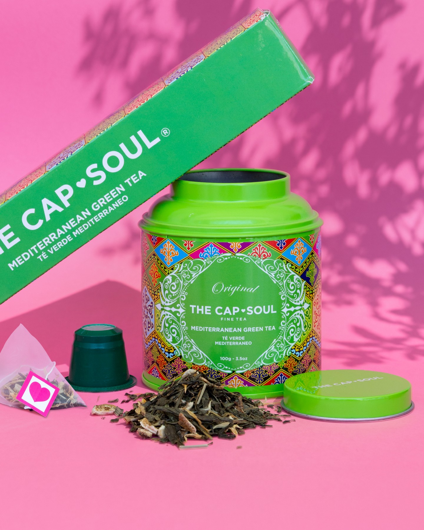 🌿✨ Tres maneras de disfrutar de un mismo ritual.
¿Eres de los que disfruta del proceso pausado de preparar el té a granel, prefieres la comodidad de una pirámide o buscas la rapidez de una cápsula? Sea cual sea tu estilo, nuestro Té Verde Mediterráneo se adapta por completo a cada momento y a tu forma favorita de cuidarte. 💚☕
En AkeitaSoul nos apasiona esta mezcla porque es un auténtico viaje sensorial sin salir de casa. Un sabor equilibrado, fresco y lleno de matices que convierte cualquier pausa del día en un pequeño oasis de calma. 🌊🌞
¿Qué lo hace tan especial?
🍋 Frescura cítrica: Su aroma intenso, afrutado y luminoso combina a la perfección el té verde sencha con notas de naranja, limón, mandarina y lima que evocan la esencia pura del Mediterráneo.
✨ Bienestar real: Une lo mejor de su sabor con potentes propiedades antioxidantes y depurativas.
Porque al final, no importa el formato que elijas hoy... lo verdaderamente importante es cómo te hace sentir. 🤍
👉 Y tú, ¿cómo prefieres vivir tu momento hoy? ¿En cápsula, pirámide o a granel? Cuéntanoslo en comentarios o haz clic en el enlace de la bio para elegir tu formato ideal. 🛒🛍️
#AkeitaSoul #TheCapSoul #TeVerdeMediterraneo #TeVerde #MomentoTe #InfusionesNaturales #RitualDiario #TeEnCapsulas #TeAGranel #EstiloDeVidaSaludable #PausaReconfortante #CuidateConAkeita